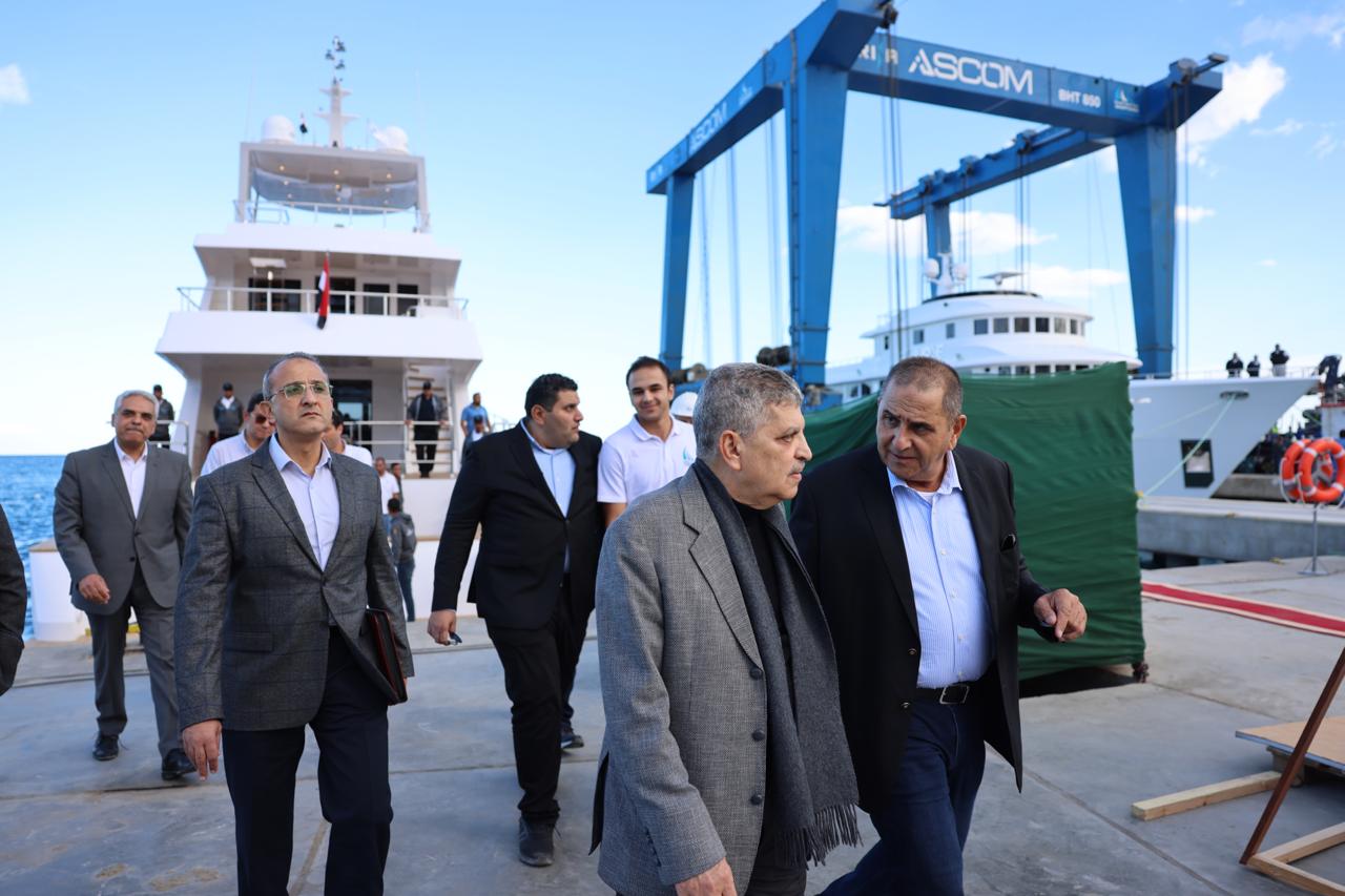 أسامة ربيع يتفقد مستجدات أعمال بناء الوحدات البحرية