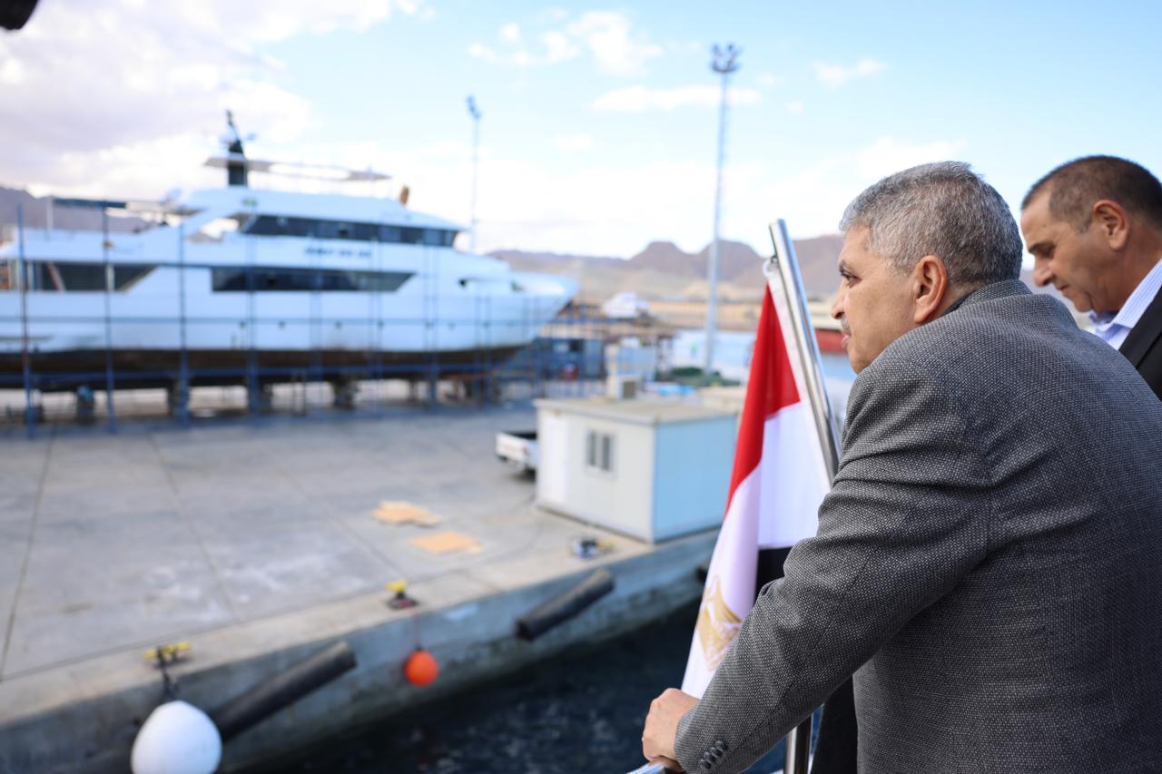 أسامة ربيع يتفقد مستجدات أعمال بناء الوحدات البحرية