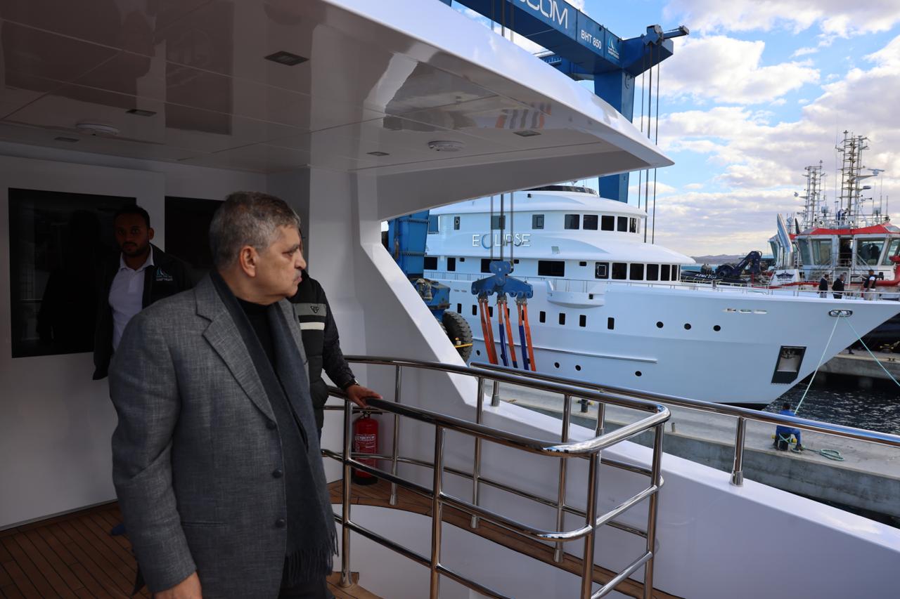 أسامة ربيع يتفقد مستجدات أعمال بناء الوحدات البحرية