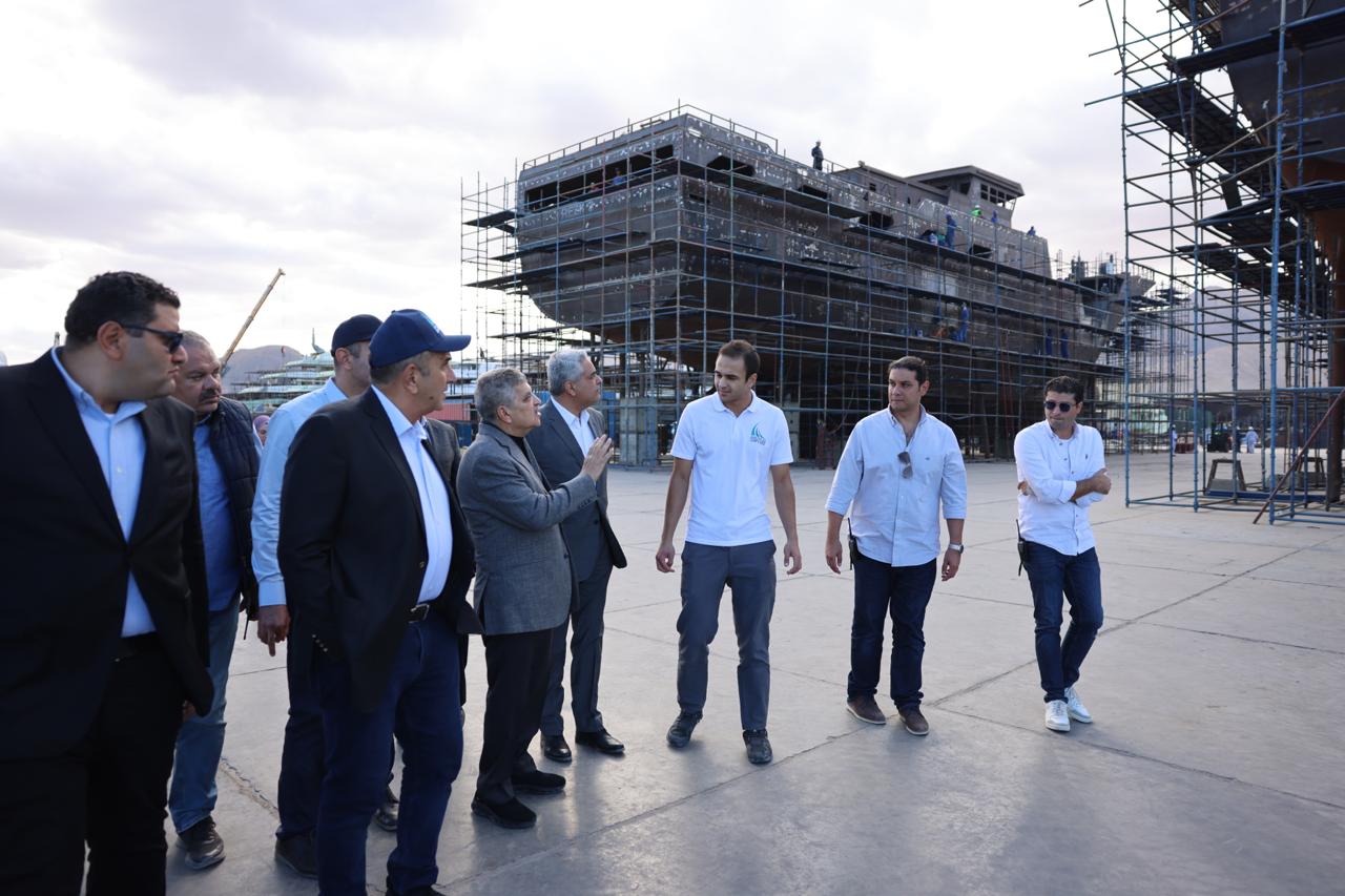 أسامة ربيع يتفقد مستجدات أعمال بناء الوحدات البحرية