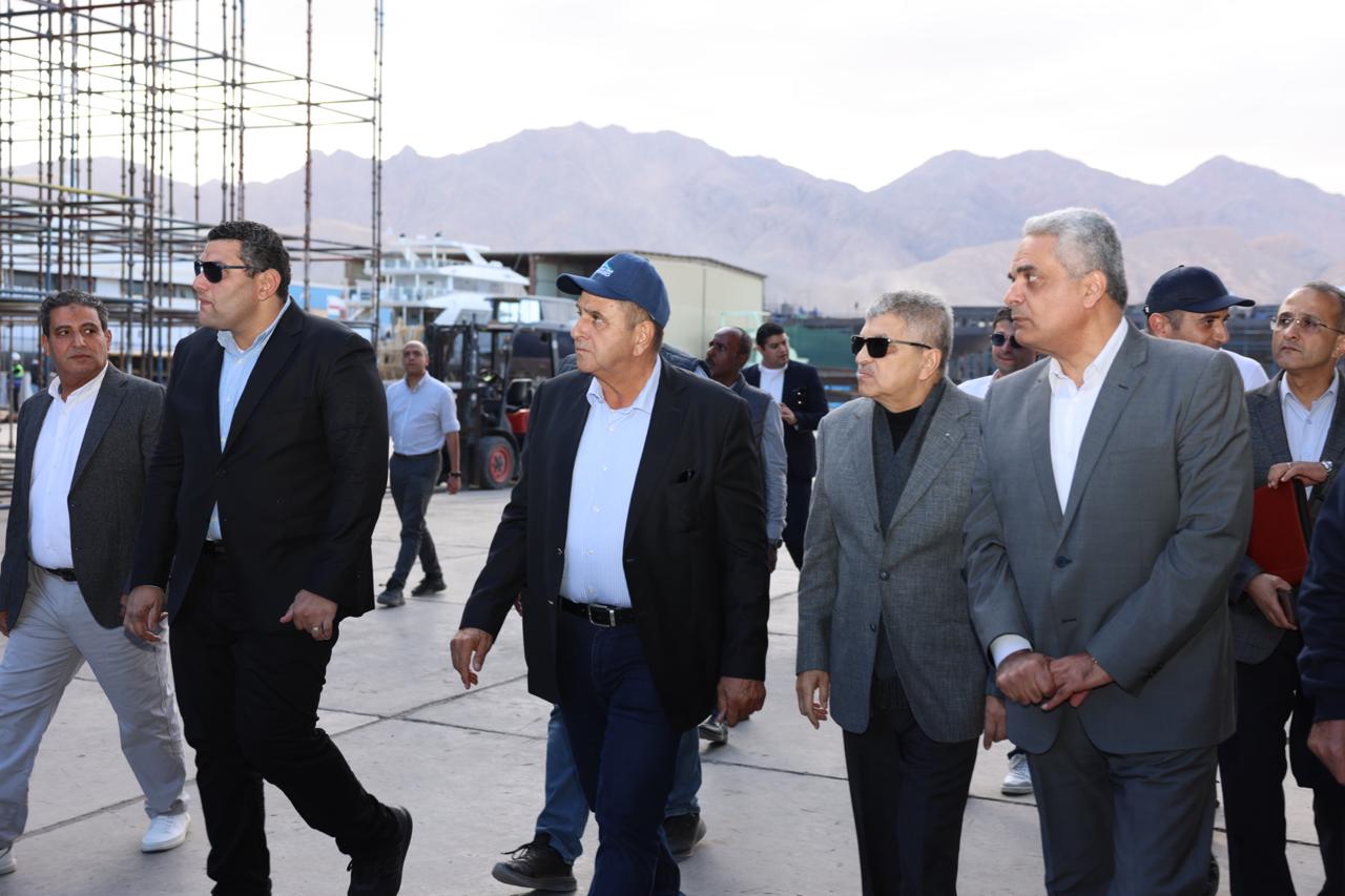 أسامة ربيع يتفقد مستجدات أعمال بناء الوحدات البحرية