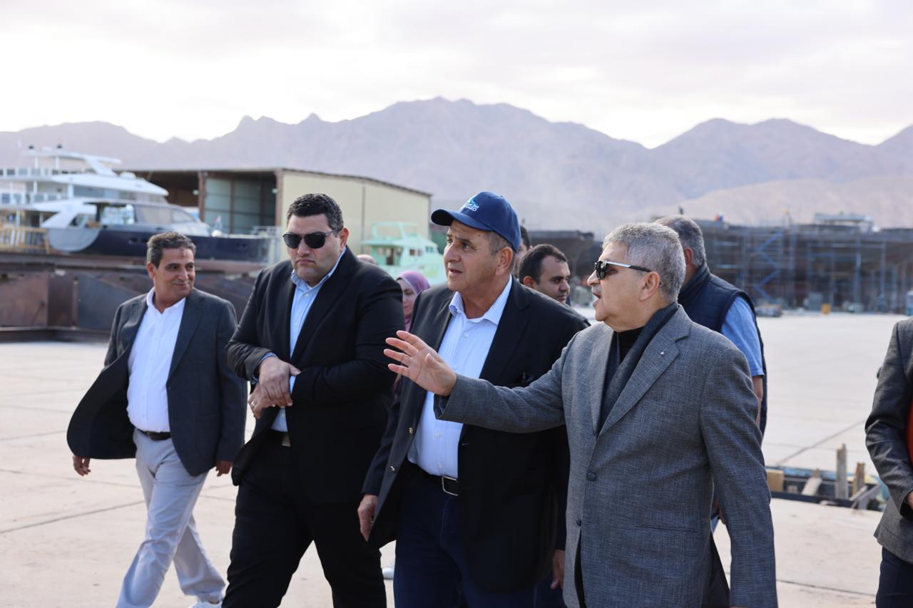 أسامة ربيع يتفقد مستجدات أعمال بناء الوحدات البحرية