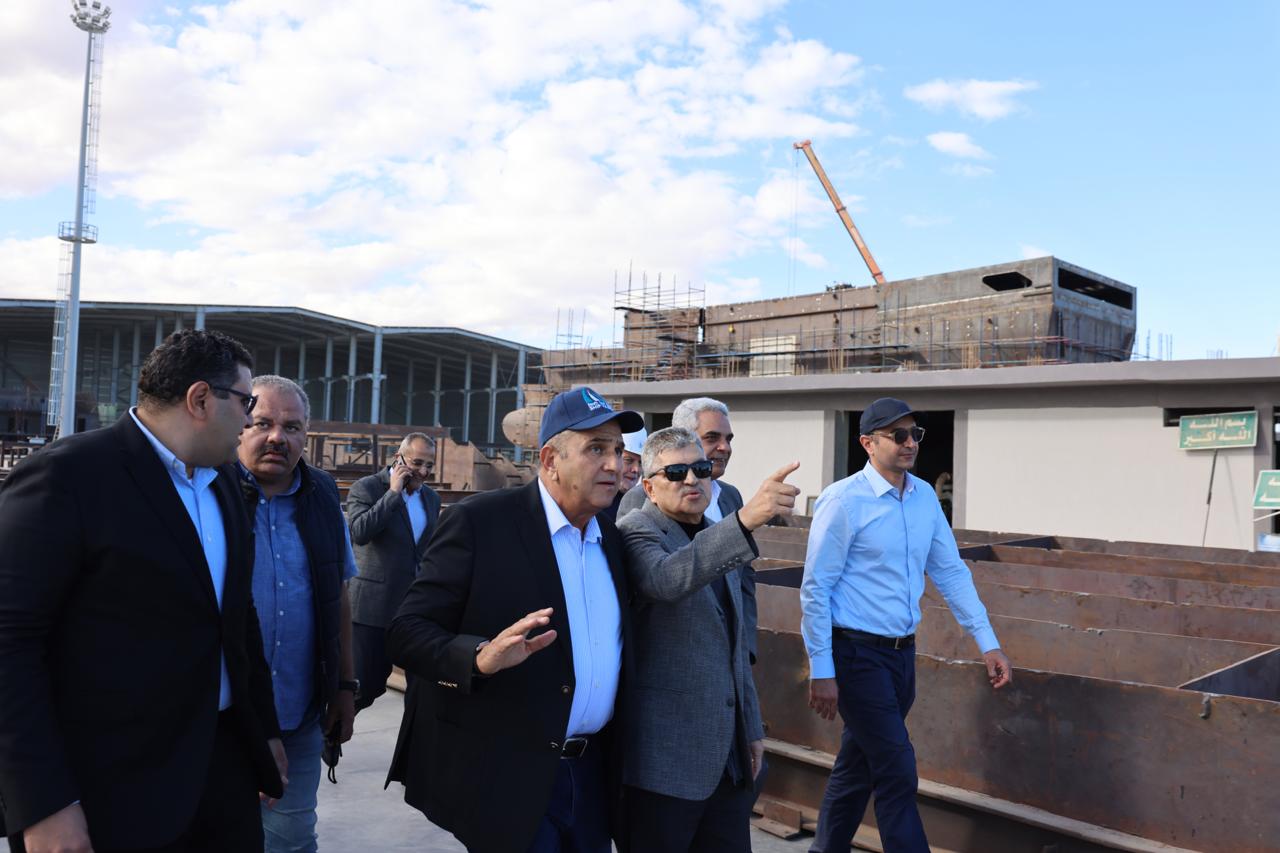 أسامة ربيع يتفقد مستجدات أعمال بناء الوحدات البحرية