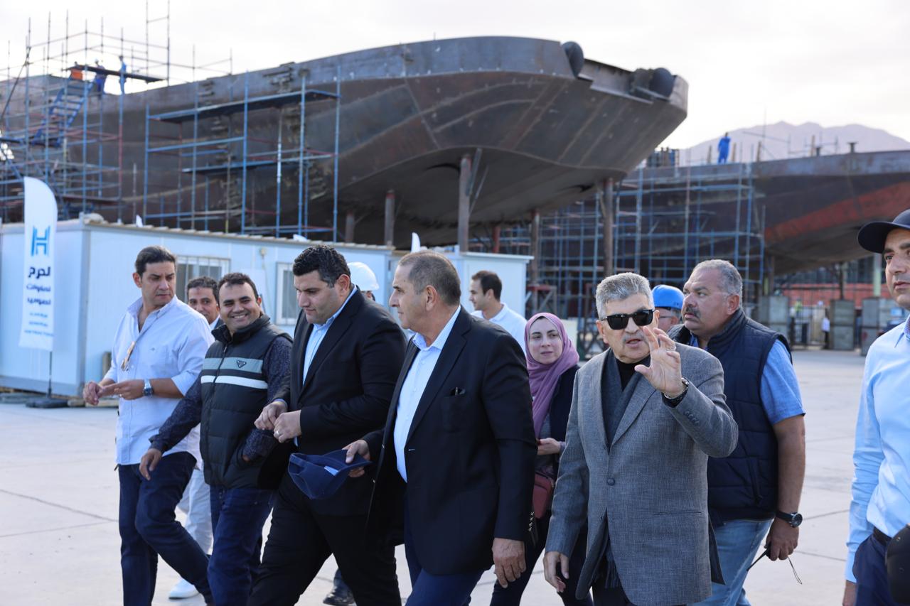 أسامة ربيع يتفقد مستجدات أعمال بناء الوحدات البحرية