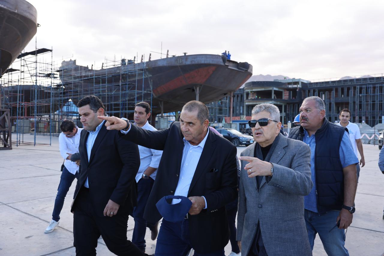 أسامة ربيع يتفقد مستجدات أعمال بناء الوحدات البحرية