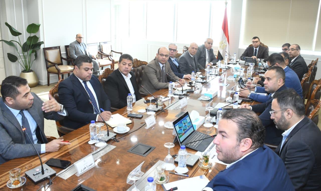 وزير الإسكان يتابع موقف مشروعات مارينا ومدينة العلمين