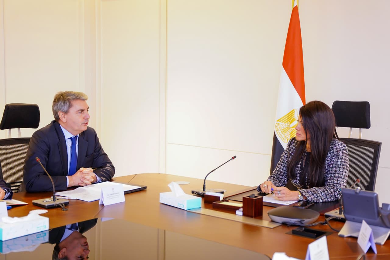 وزيرة التخطيط تجتمع مع وفد بنك الاستثمار الأوروبي