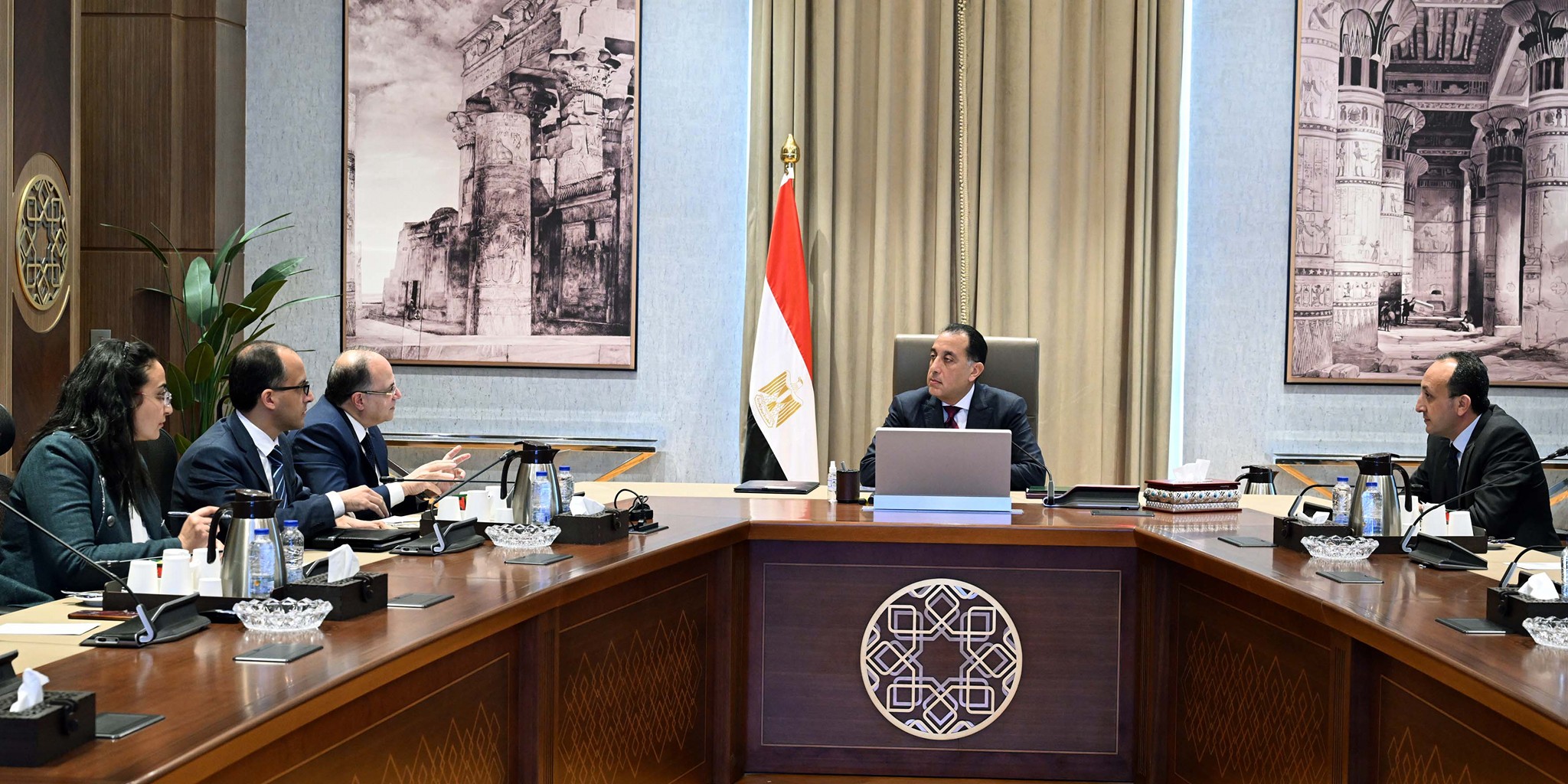 رئيس الوزراء يلتقي رئيس هيئة الدواء المصرية