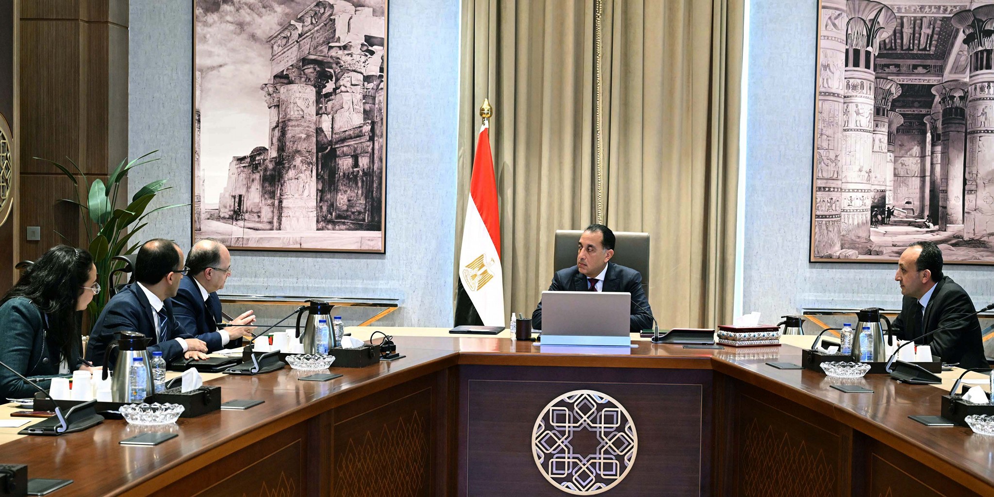 رئيس الوزراء يلتقي رئيس هيئة الدواء المصرية