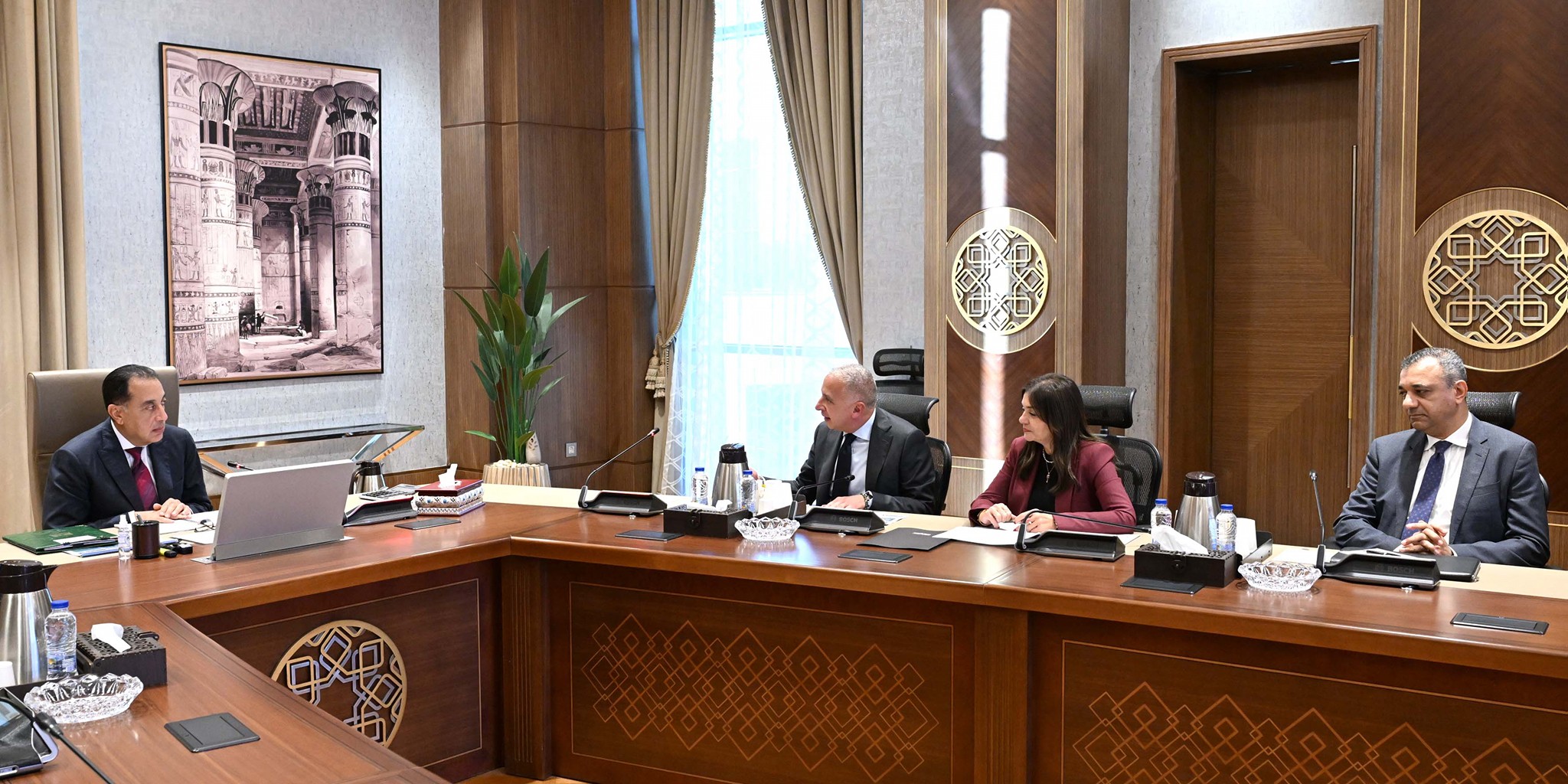 رئيس الوزراء يناقش الفرص الاستثمارية بمنطقة المثلث الذهبي