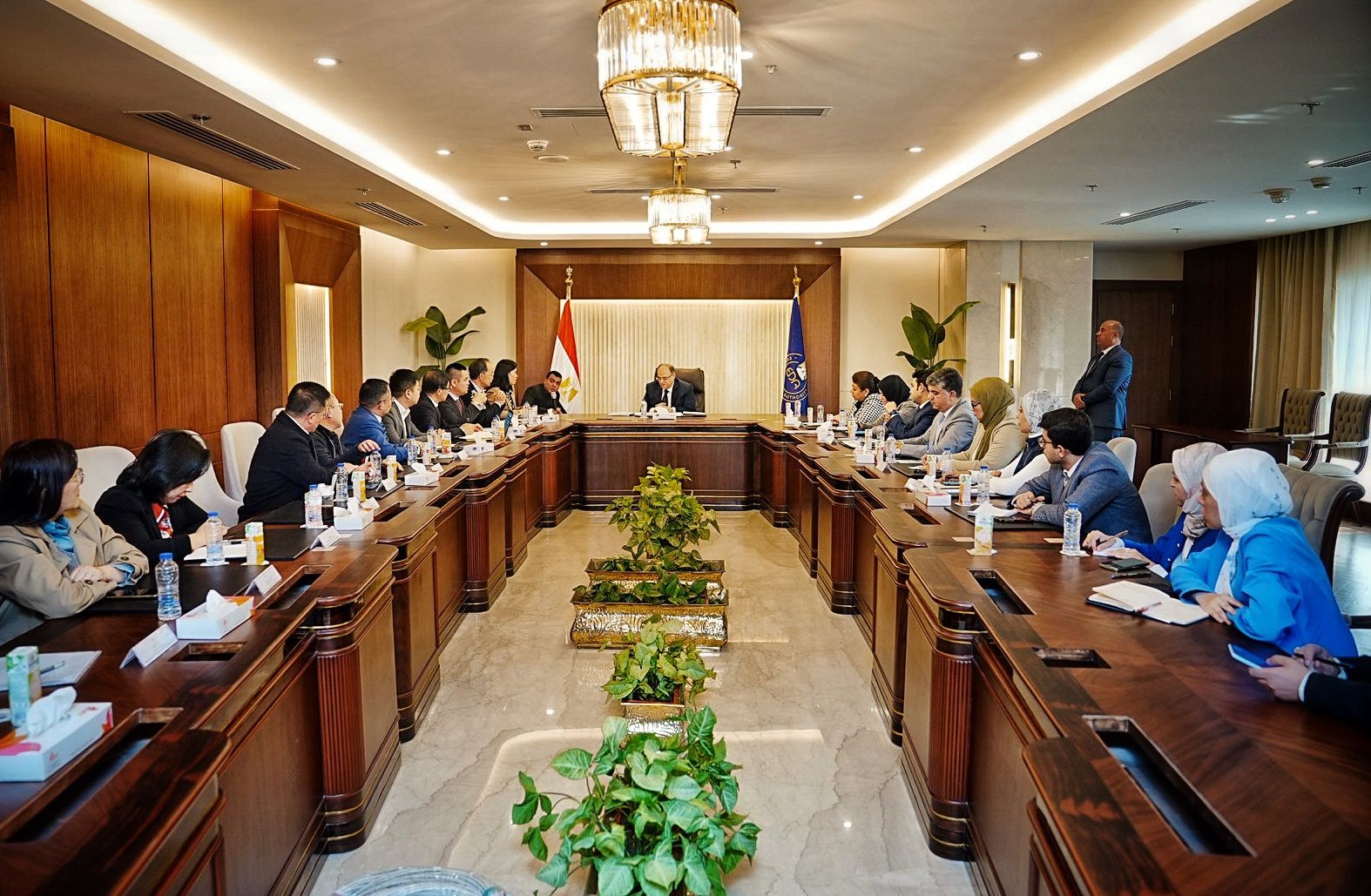 رئيس هيئة الدواء يجتمع مع وفد من الشركات الصينية