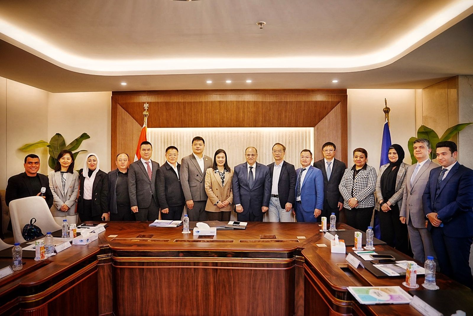 رئيس هيئة الدواء يجتمع مع وفد من الشركات الصينية