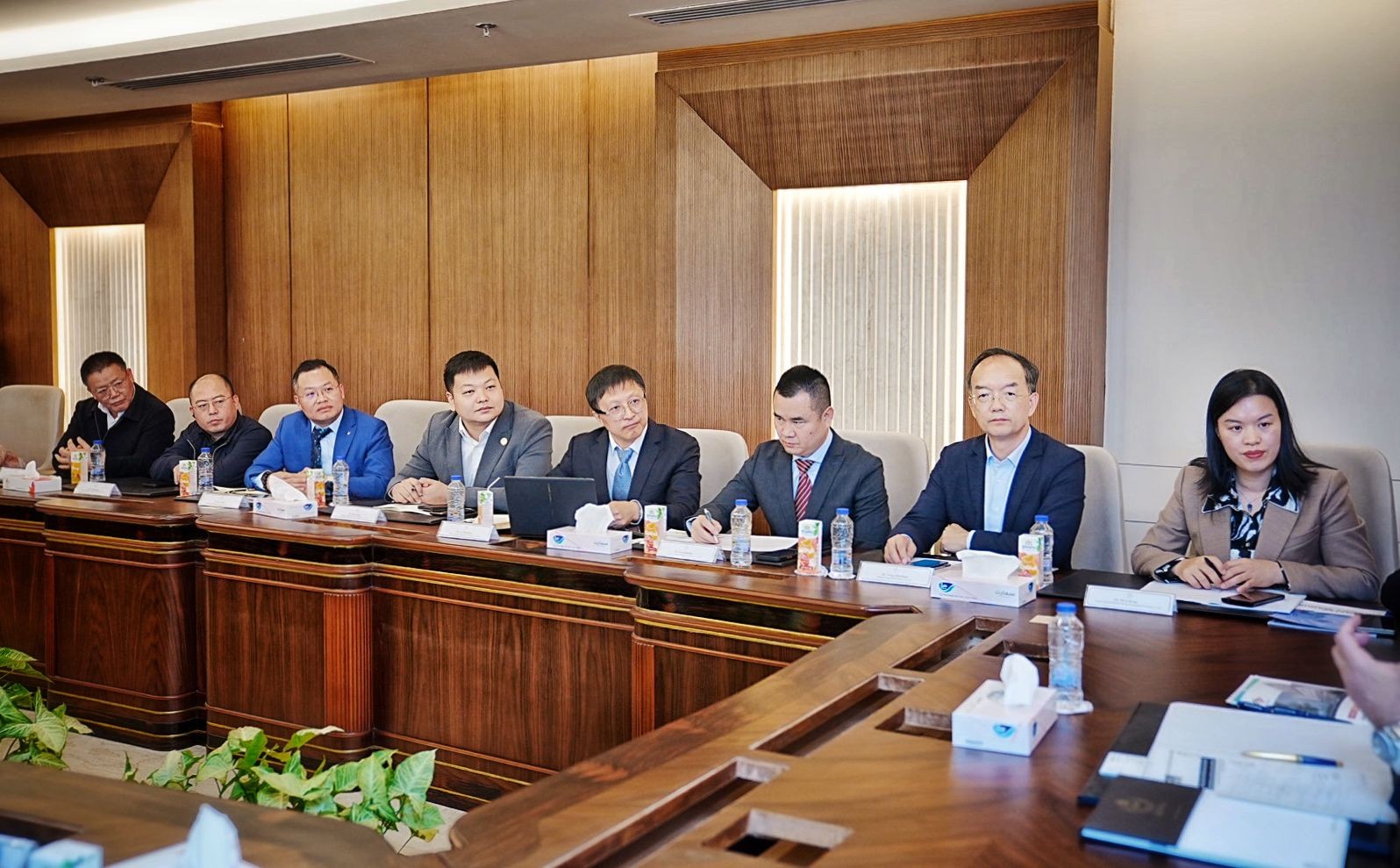 رئيس هيئة الدواء يجتمع مع وفد من الشركات الصينية