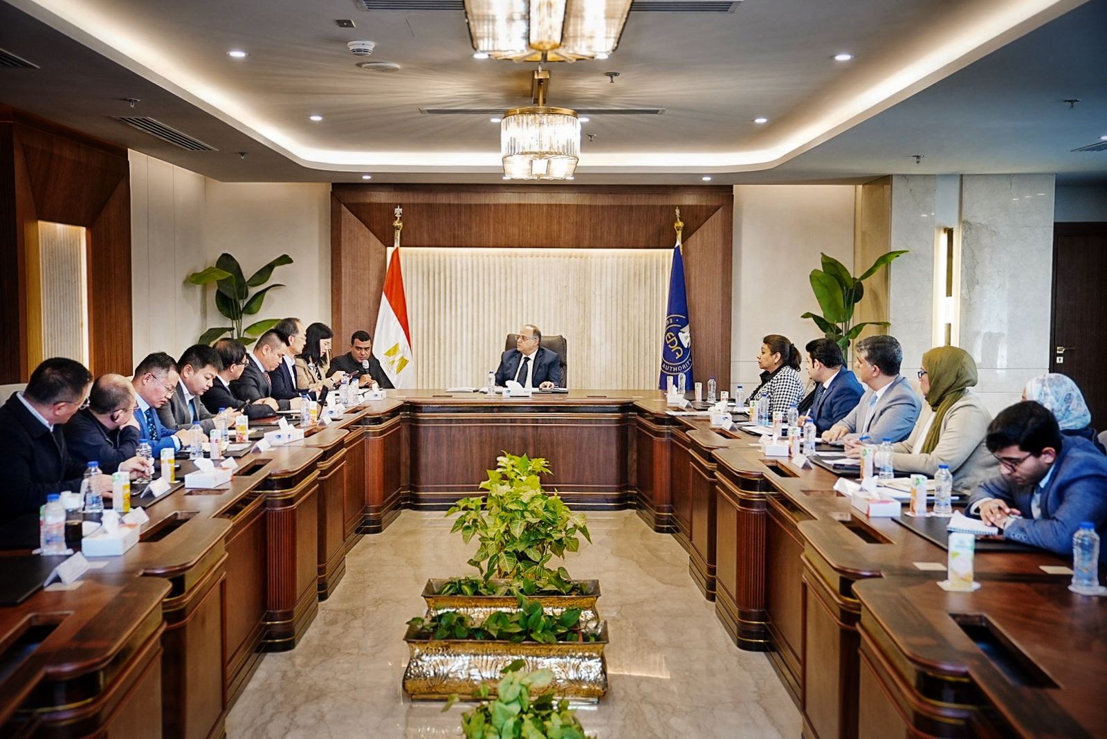 رئيس هيئة الدواء يجتمع مع وفد من الشركات الصينية