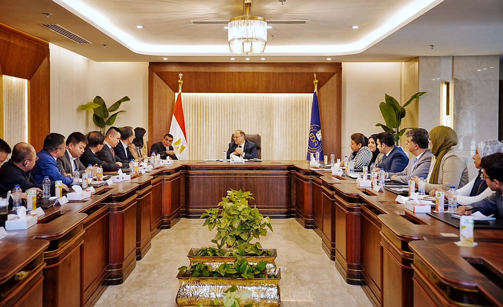 رئيس هيئة الدواء يجتمع مع وفد من الشركات الصينية