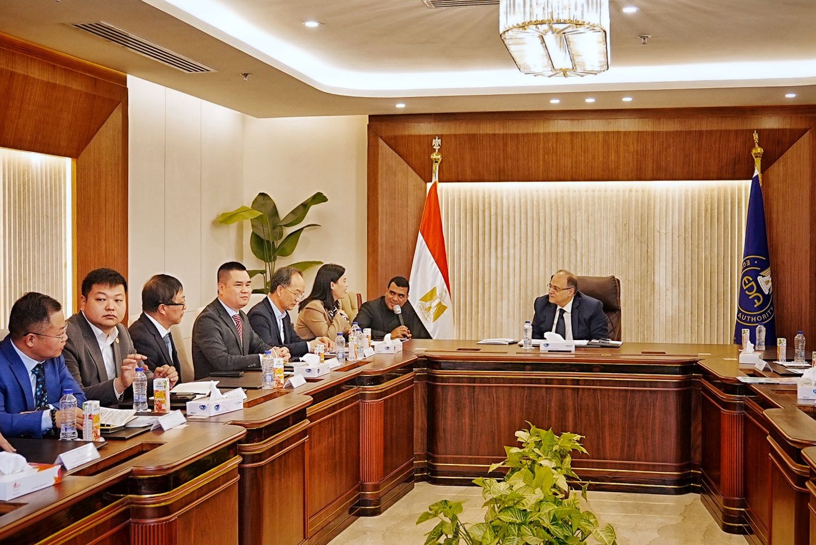 رئيس هيئة الدواء يجتمع مع وفد من الشركات الصينية