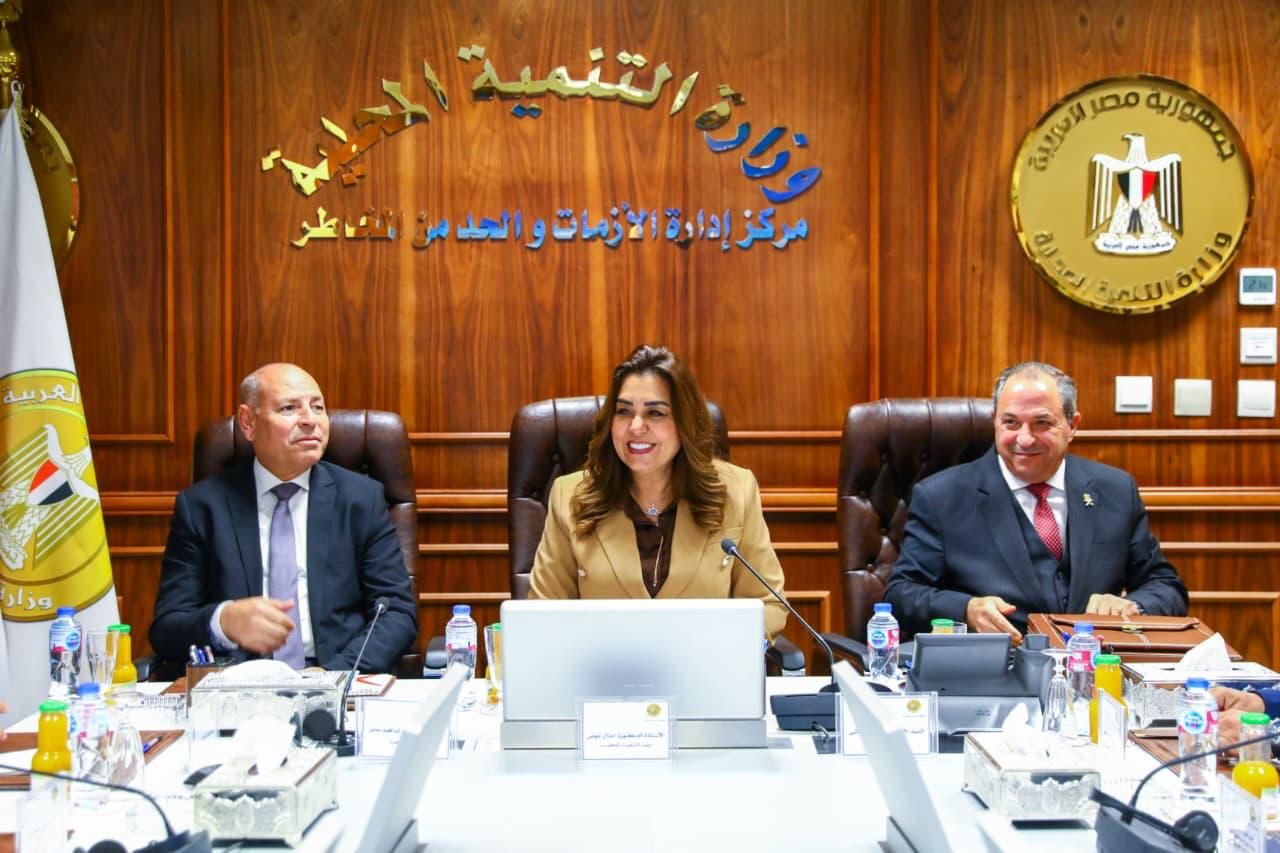 وزيرة «التنمية المحلية» تجتمع مع محافظى القاهرة وبورسعيد