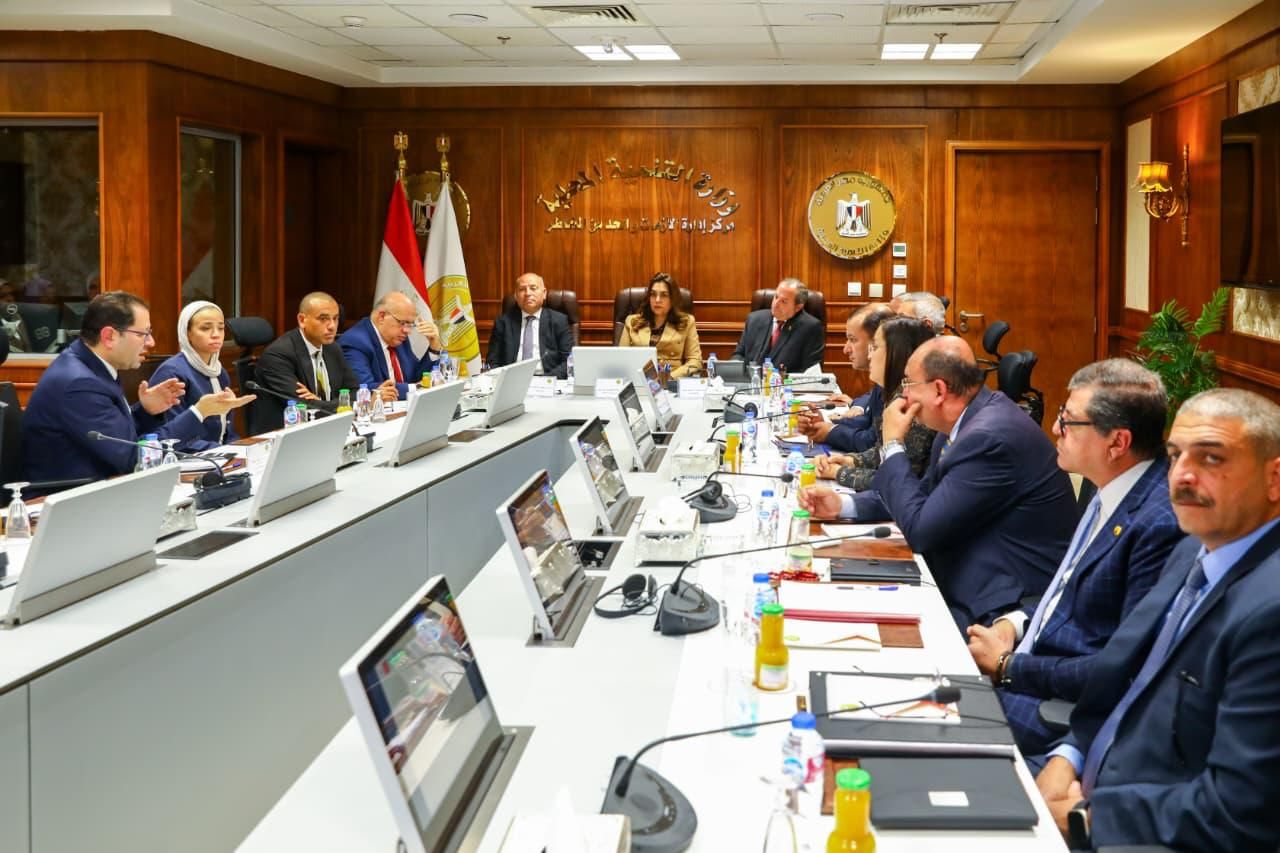 وزيرة «التنمية المحلية» تجتمع مع محافظى القاهرة وبورسعيد
