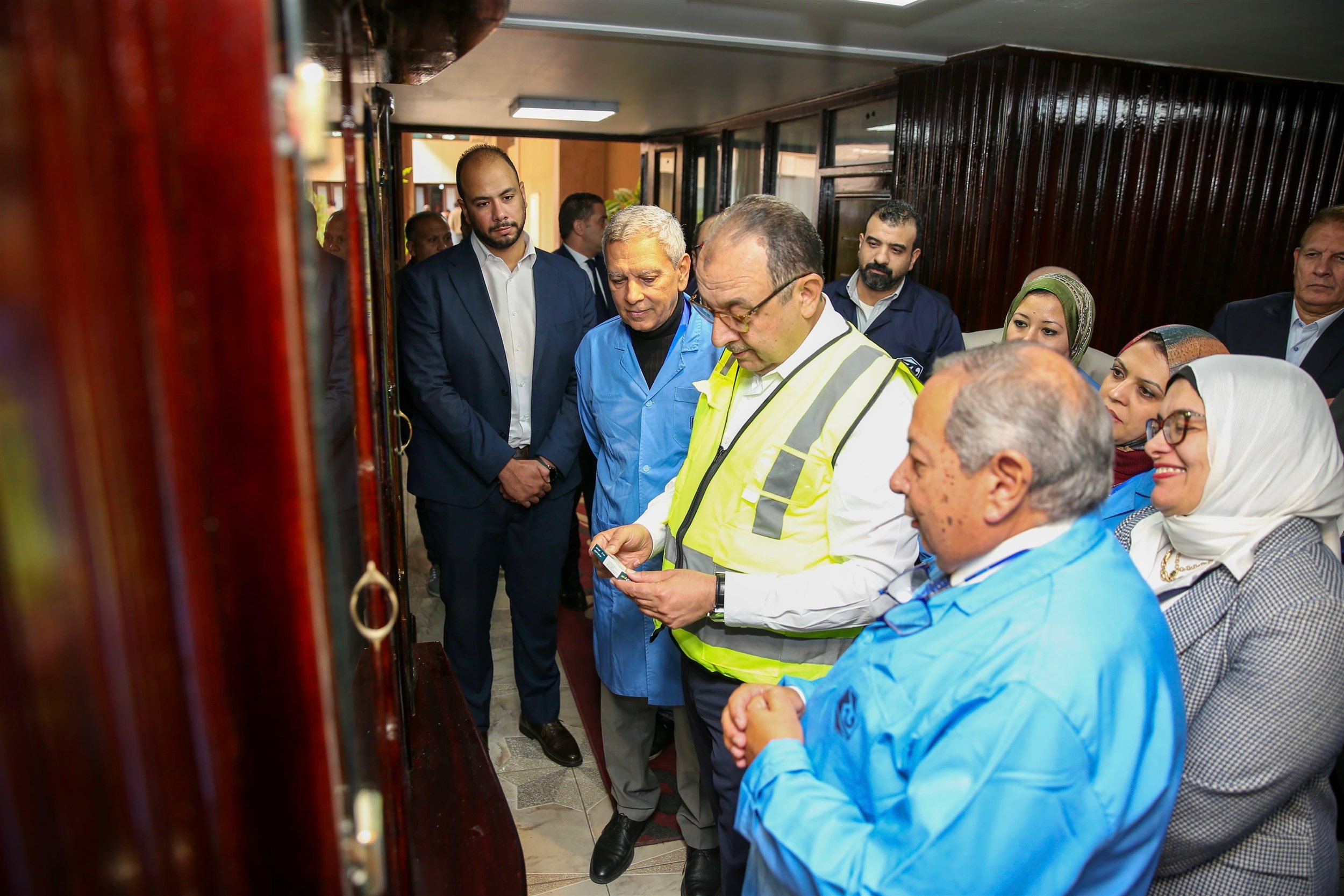 وزير قطاع الأعمال في زيارته لشركة القاهرة للأدوية