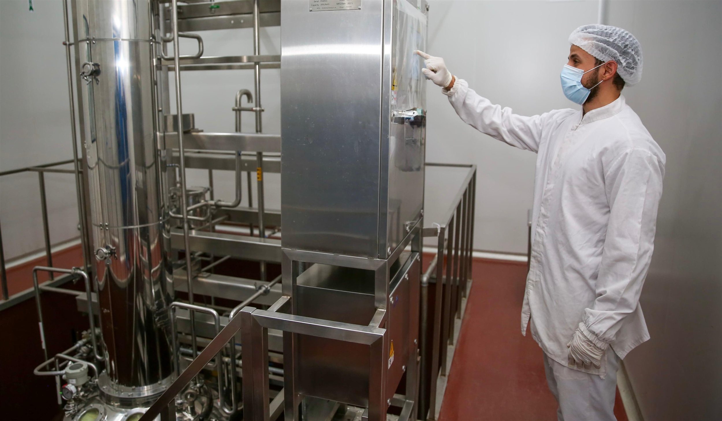 وزير قطاع الأعمال في زيارته لشركة القاهرة للأدوية