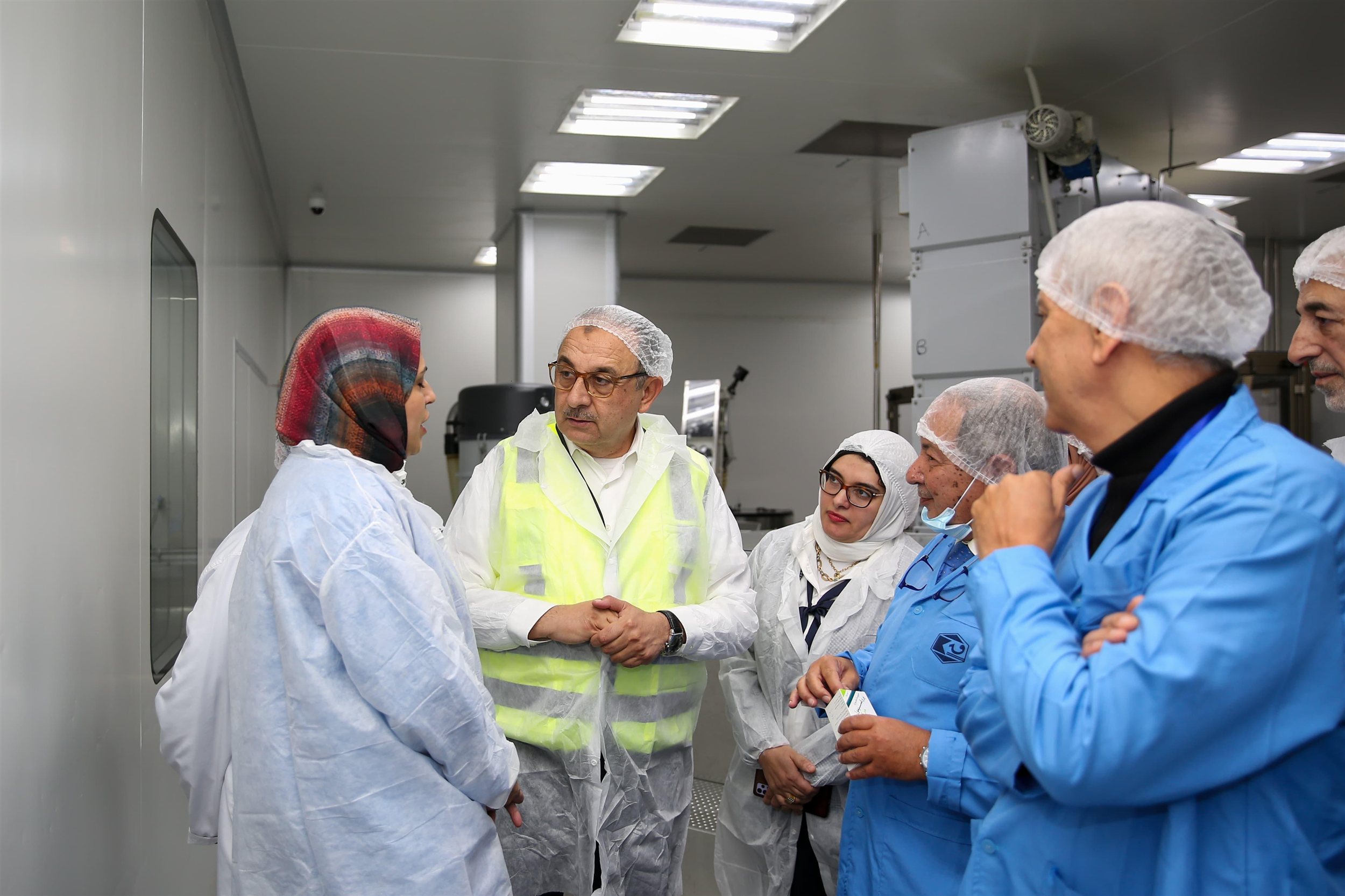 وزير قطاع الأعمال في زيارته لشركة القاهرة للأدوية