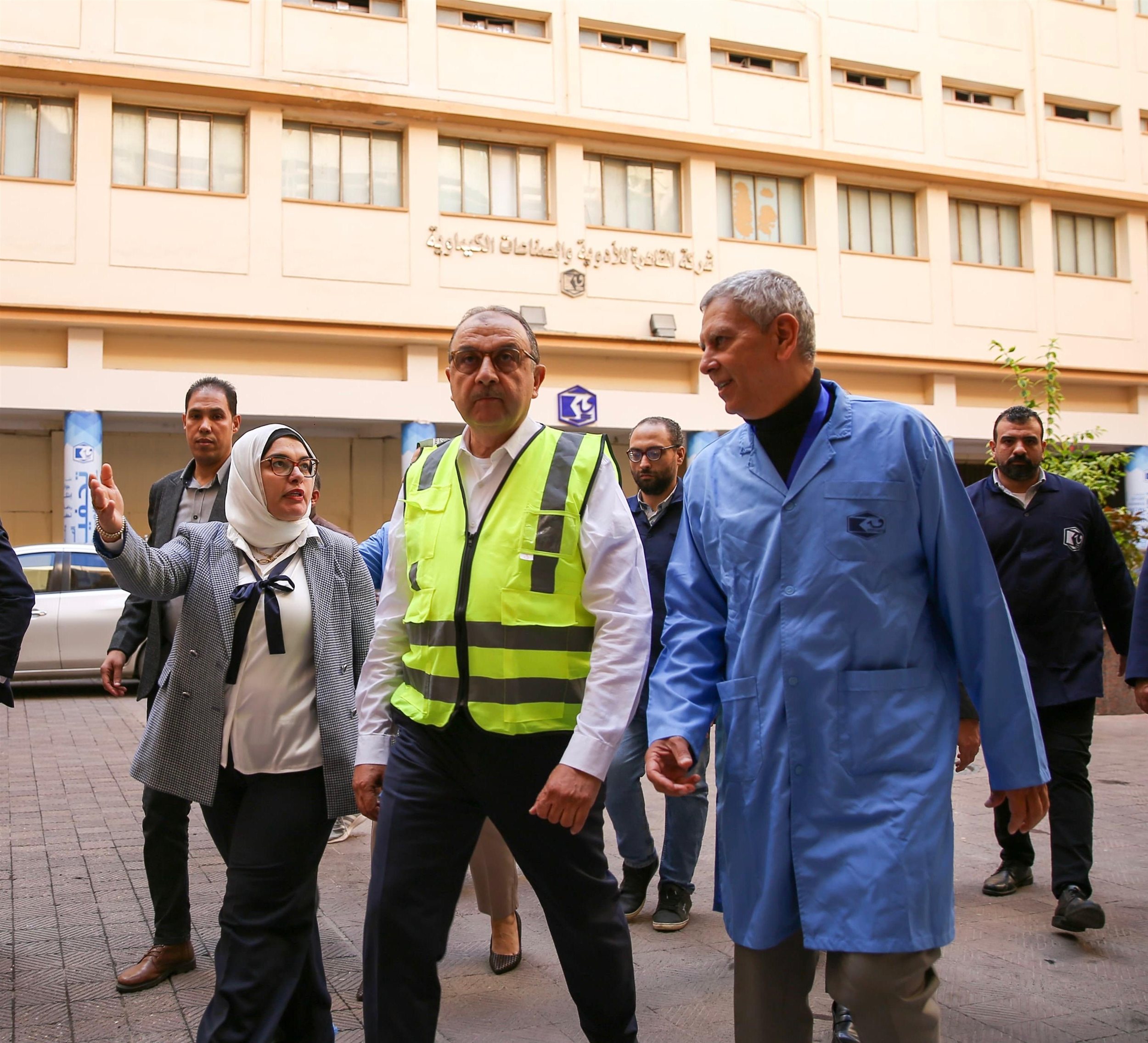 وزير قطاع الأعمال في زيارته لشركة القاهرة للأدوية