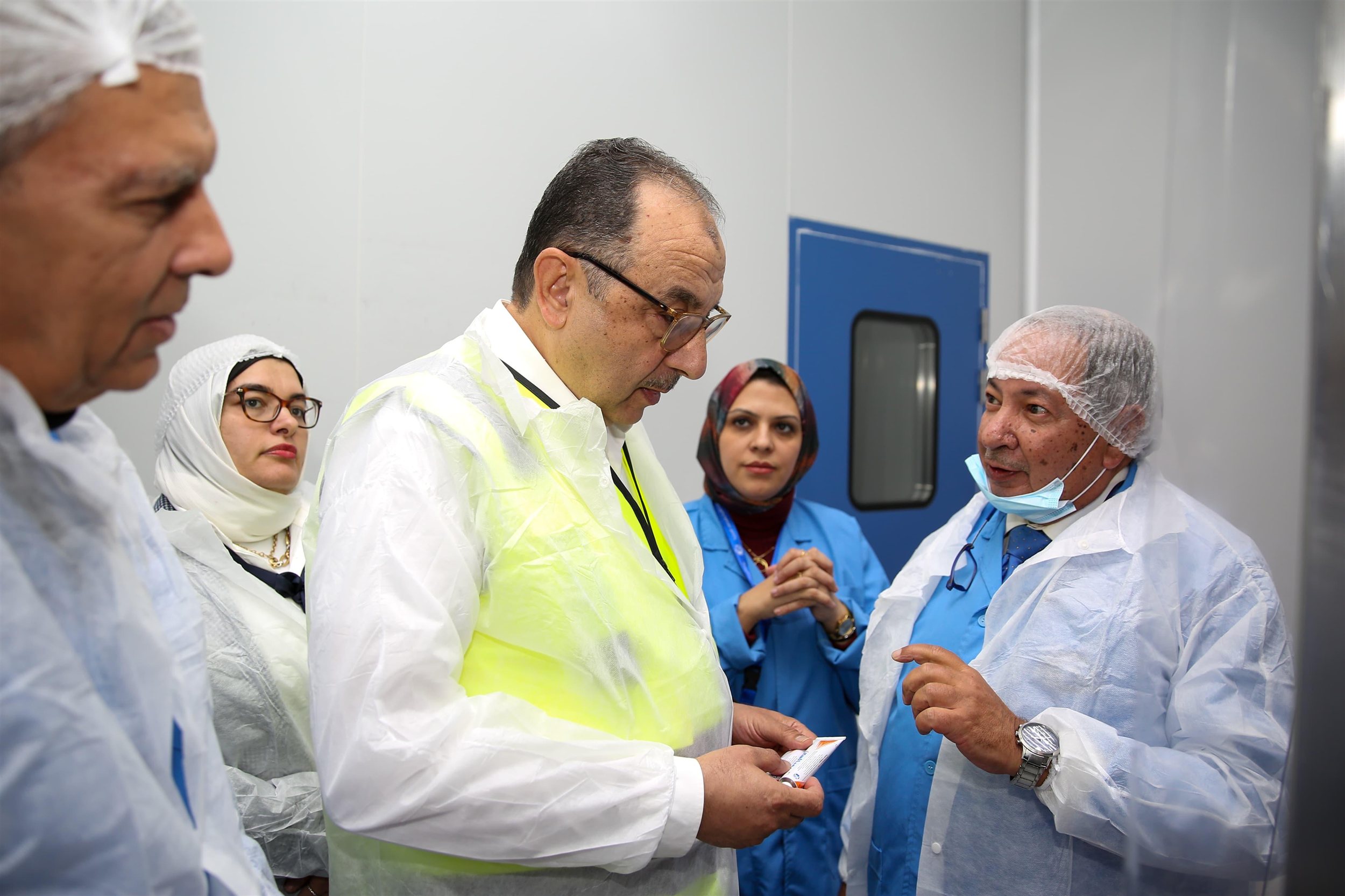 وزير قطاع الأعمال في زيارته لشركة القاهرة للأدوية