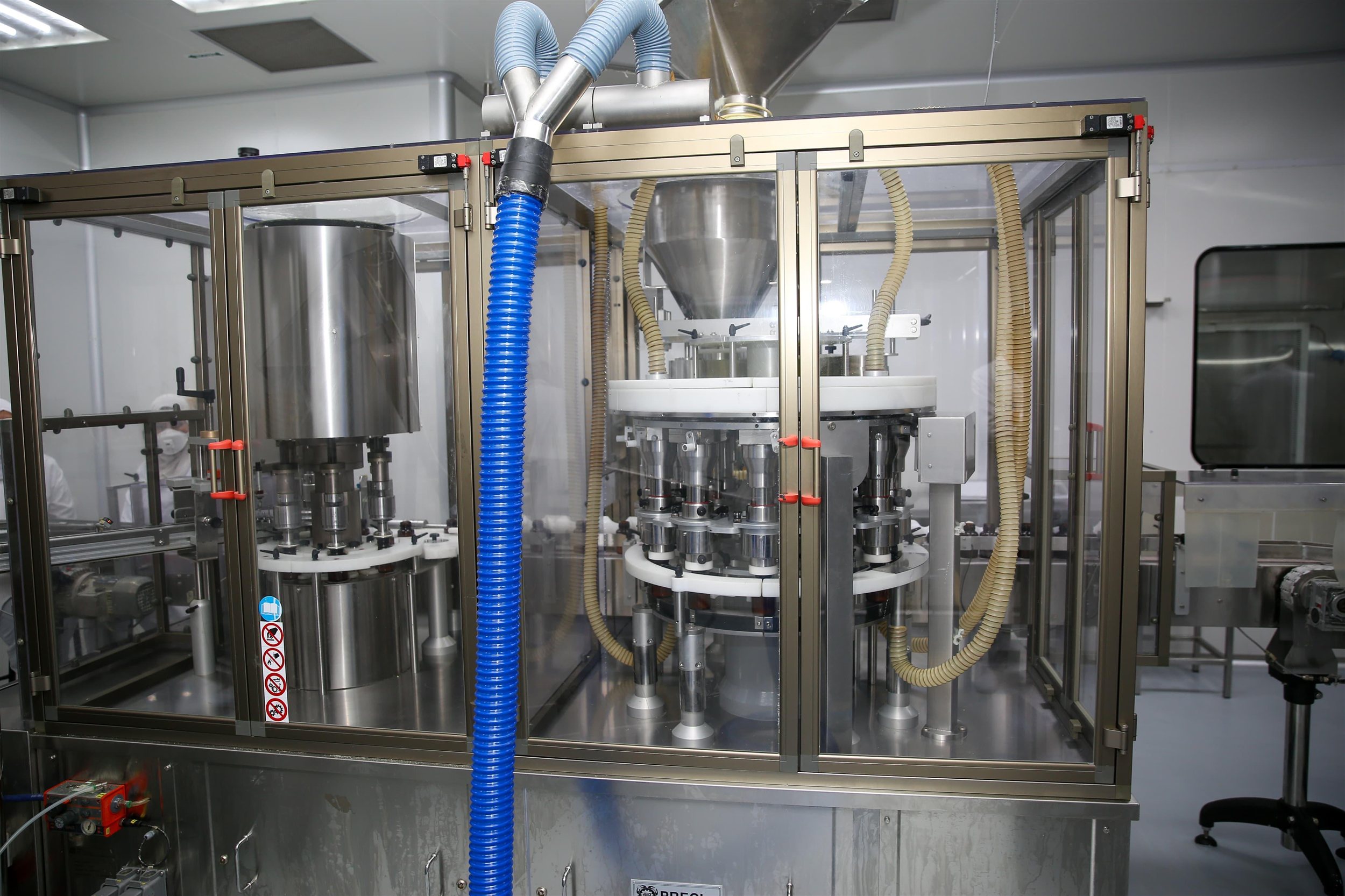 وزير قطاع الأعمال في زيارته لشركة القاهرة للأدوية