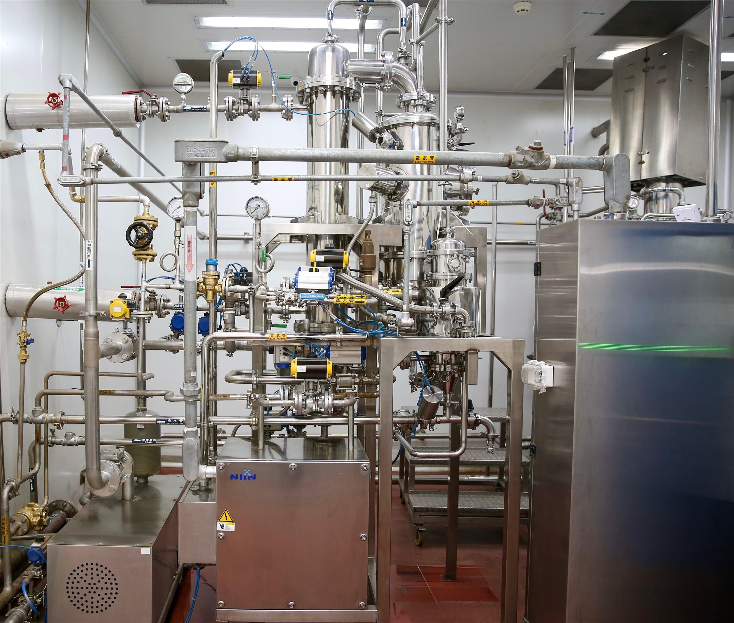 وزير قطاع الأعمال في زيارته لشركة القاهرة للأدوية