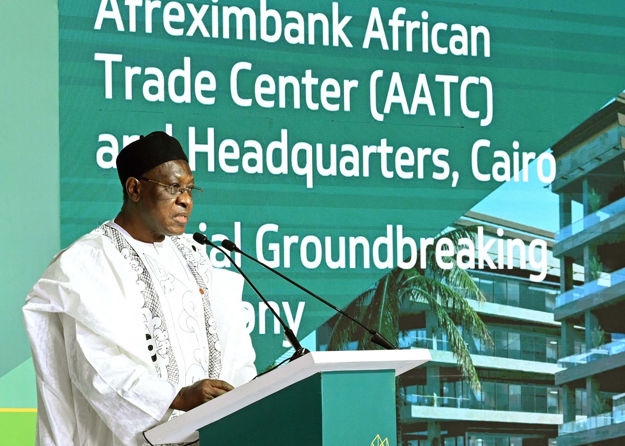 البروفيسور بنديكت أوراما الرئيس السابق للبنك