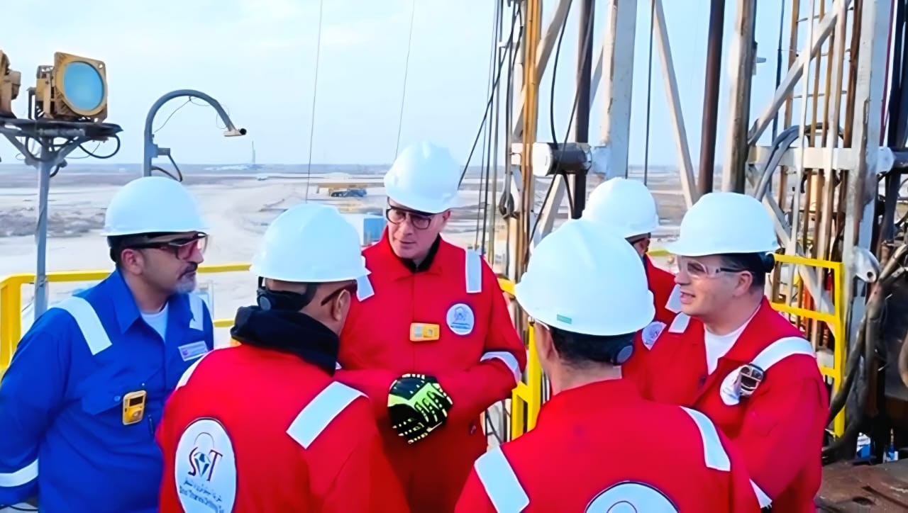 وزير البترول يلتقي العاملين بموقع شركة الحديثة للحفر المصرية