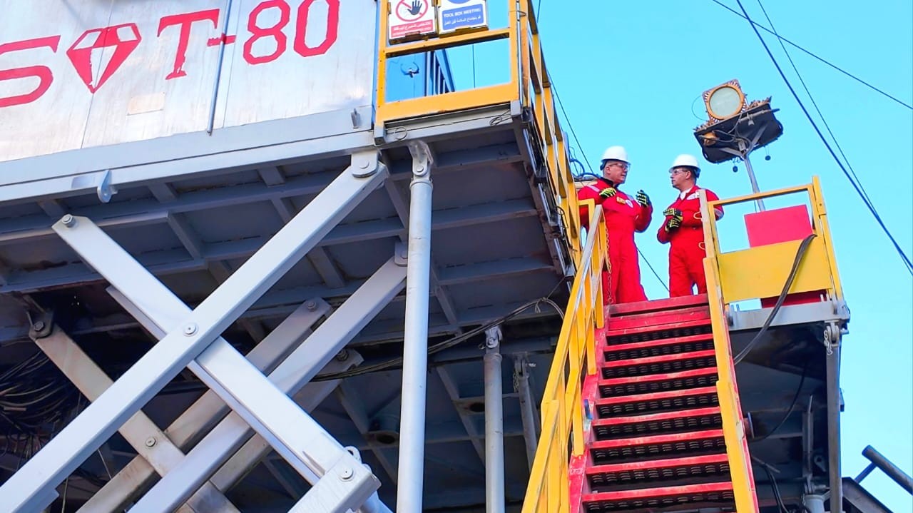 وزير البترول يلتقي العاملين بموقع شركة الحديثة للحفر المصرية