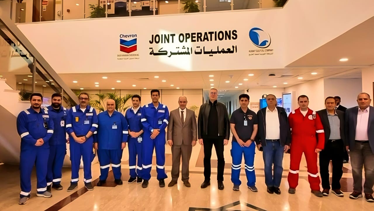 وزير البترول يلتقي العاملين بموقع شركة الحديثة للحفر المصرية