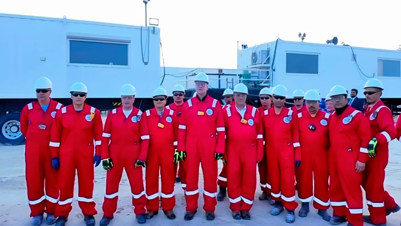 وزير البترول يلتقي العاملين بموقع شركة الحديثة للحفر المصرية