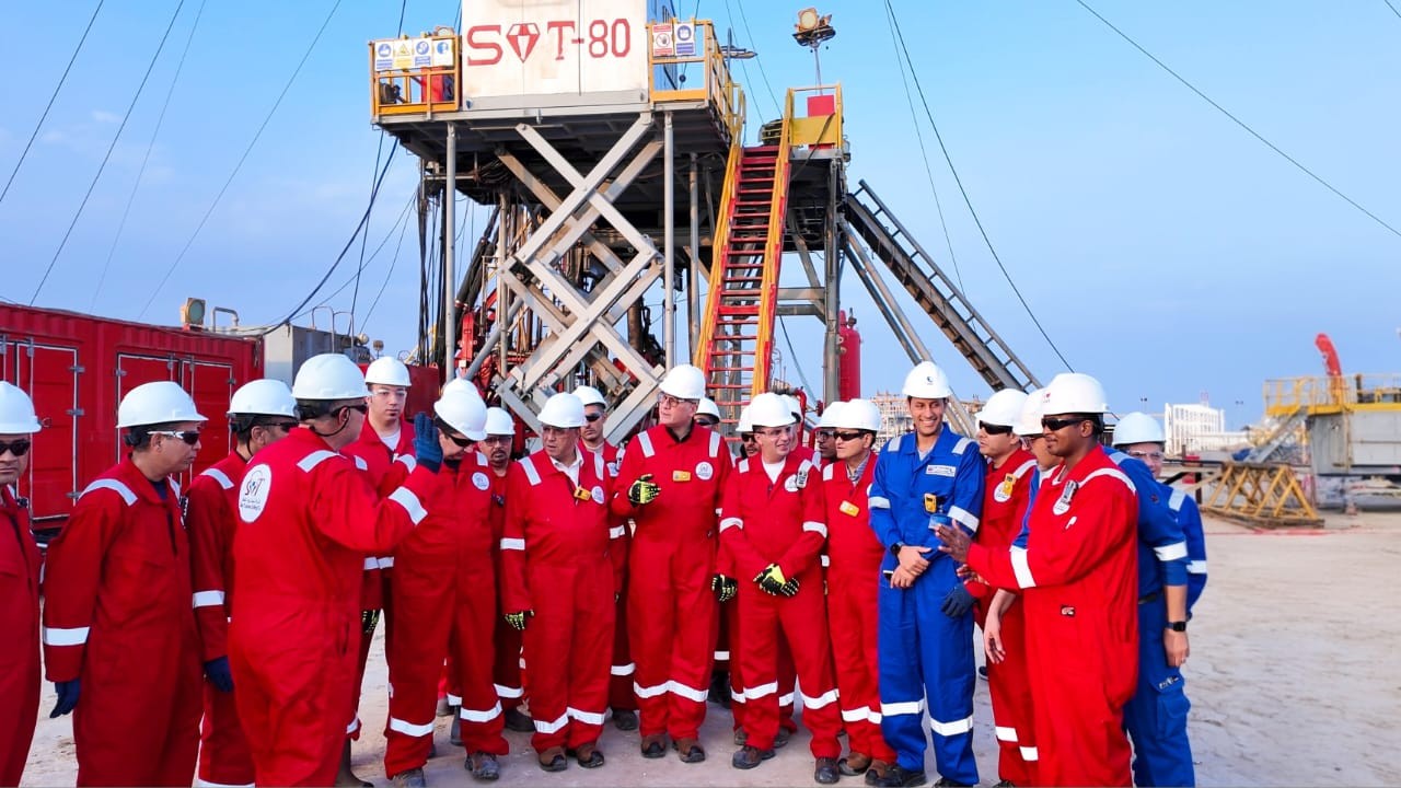 وزير البترول يلتقي العاملين بموقع شركة الحديثة للحفر المصرية