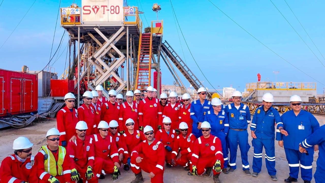 وزير البترول يلتقي العاملين بموقع شركة الحديثة للحفر المصرية