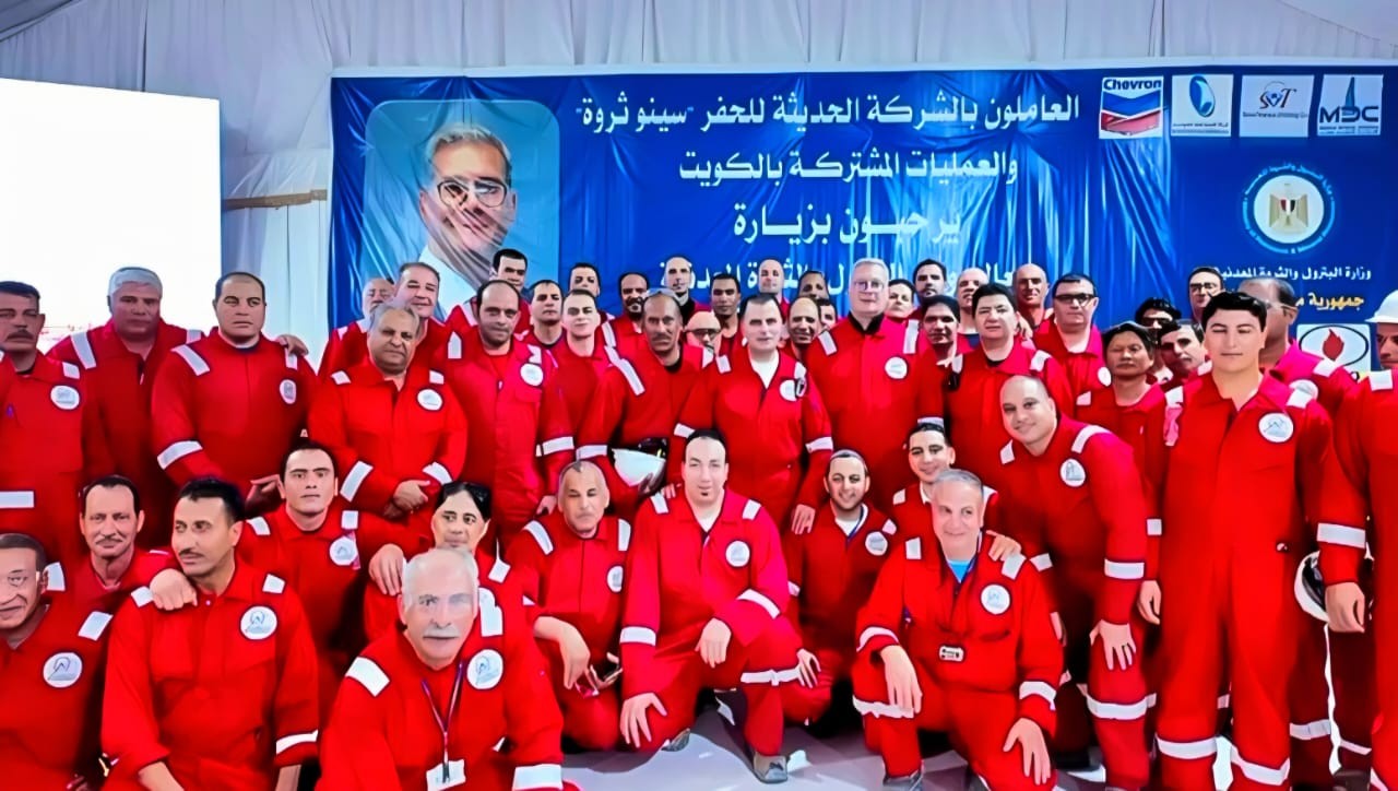 وزير البترول يلتقي العاملين بموقع شركة الحديثة للحفر المصرية