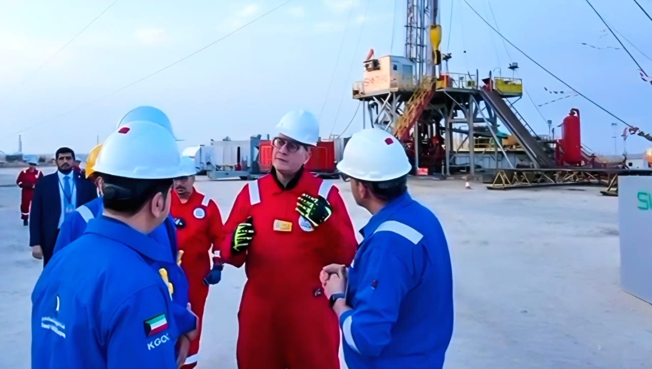 وزير البترول يلتقي العاملين بموقع شركة الحديثة للحفر المصرية