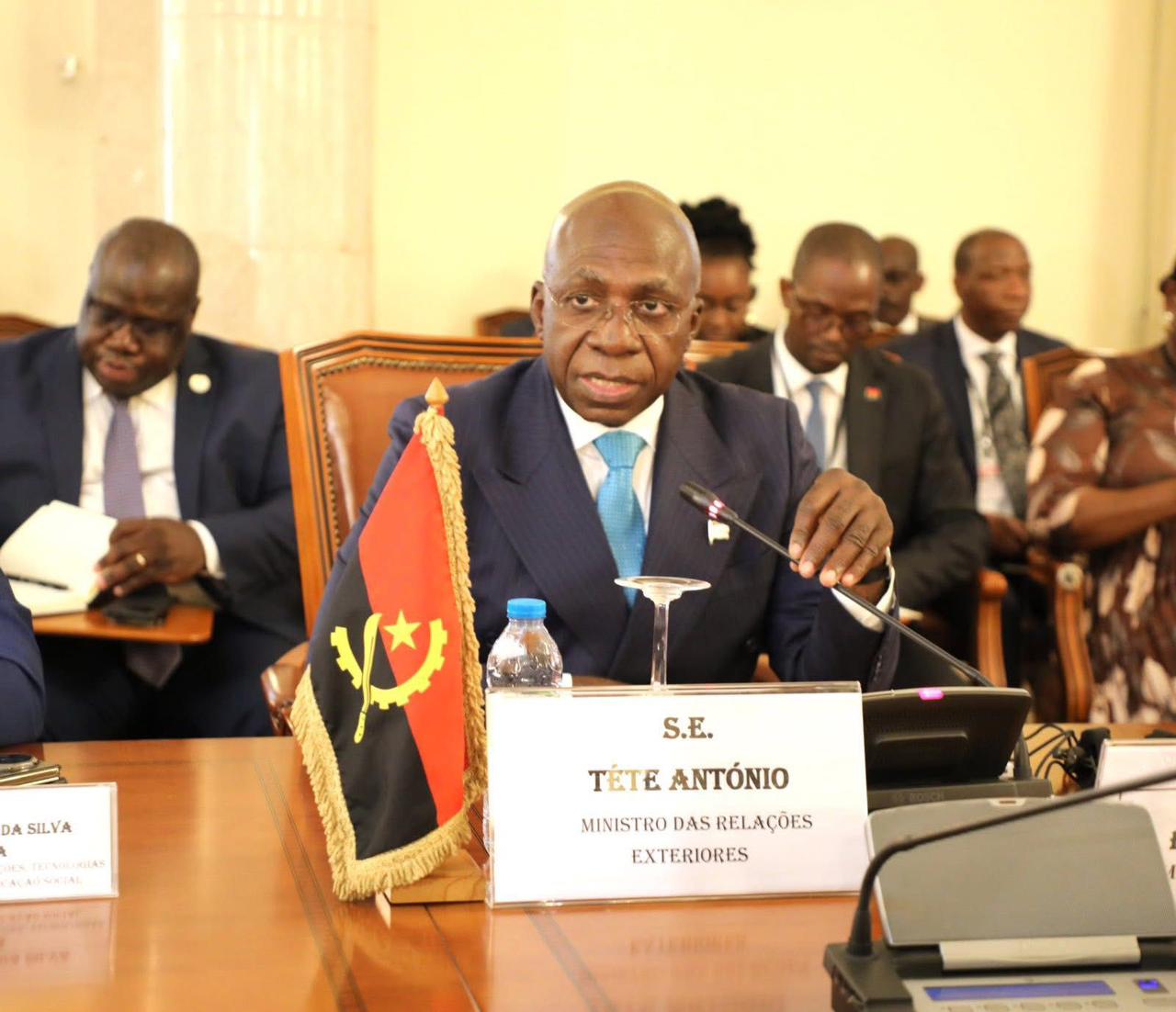 تيتي أنطونيو وزير الخارجية الأنجولي
