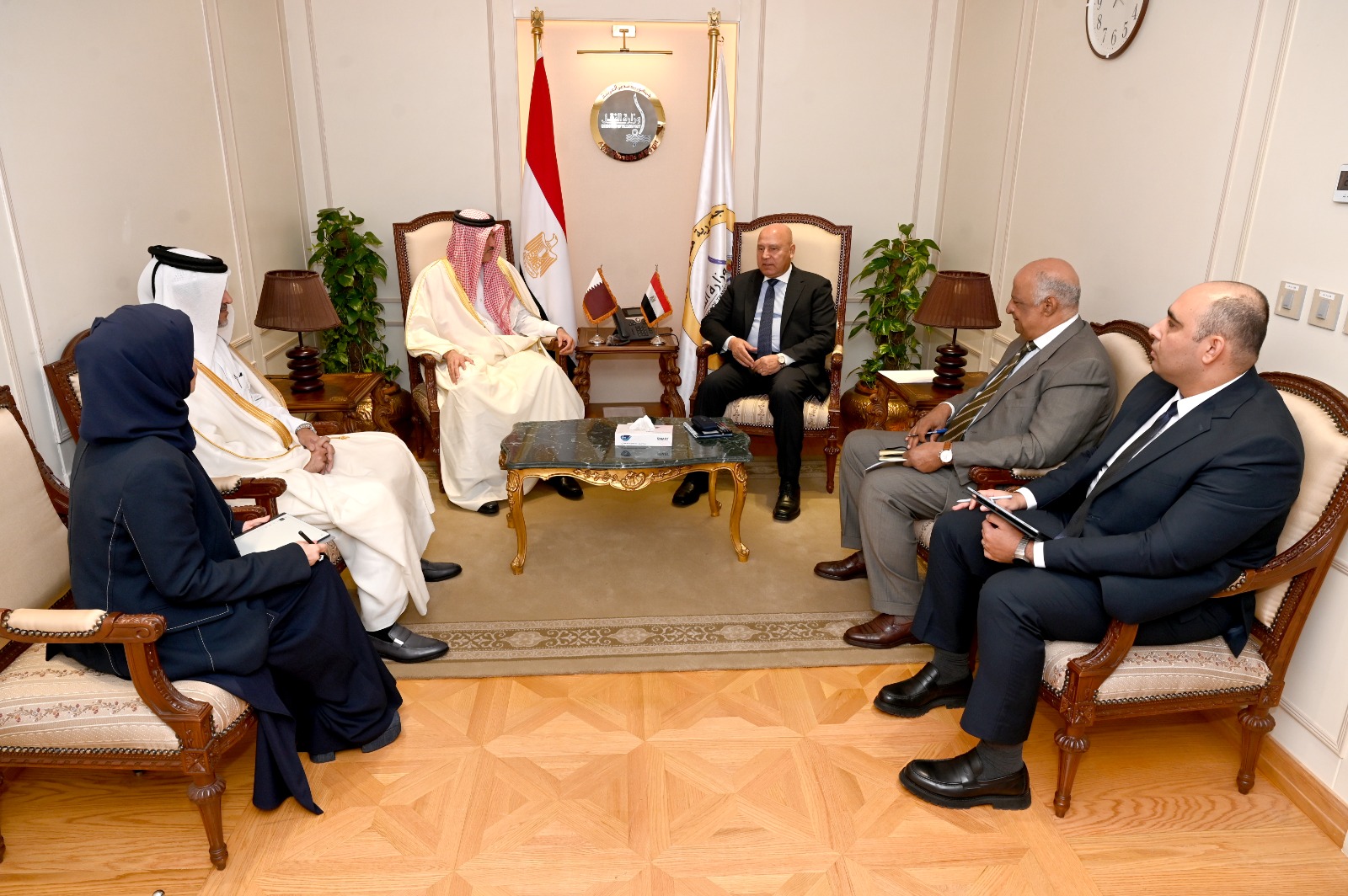 وزير الصناعة والنقل يجتمع مع وزير التجارة الخارجية القطري