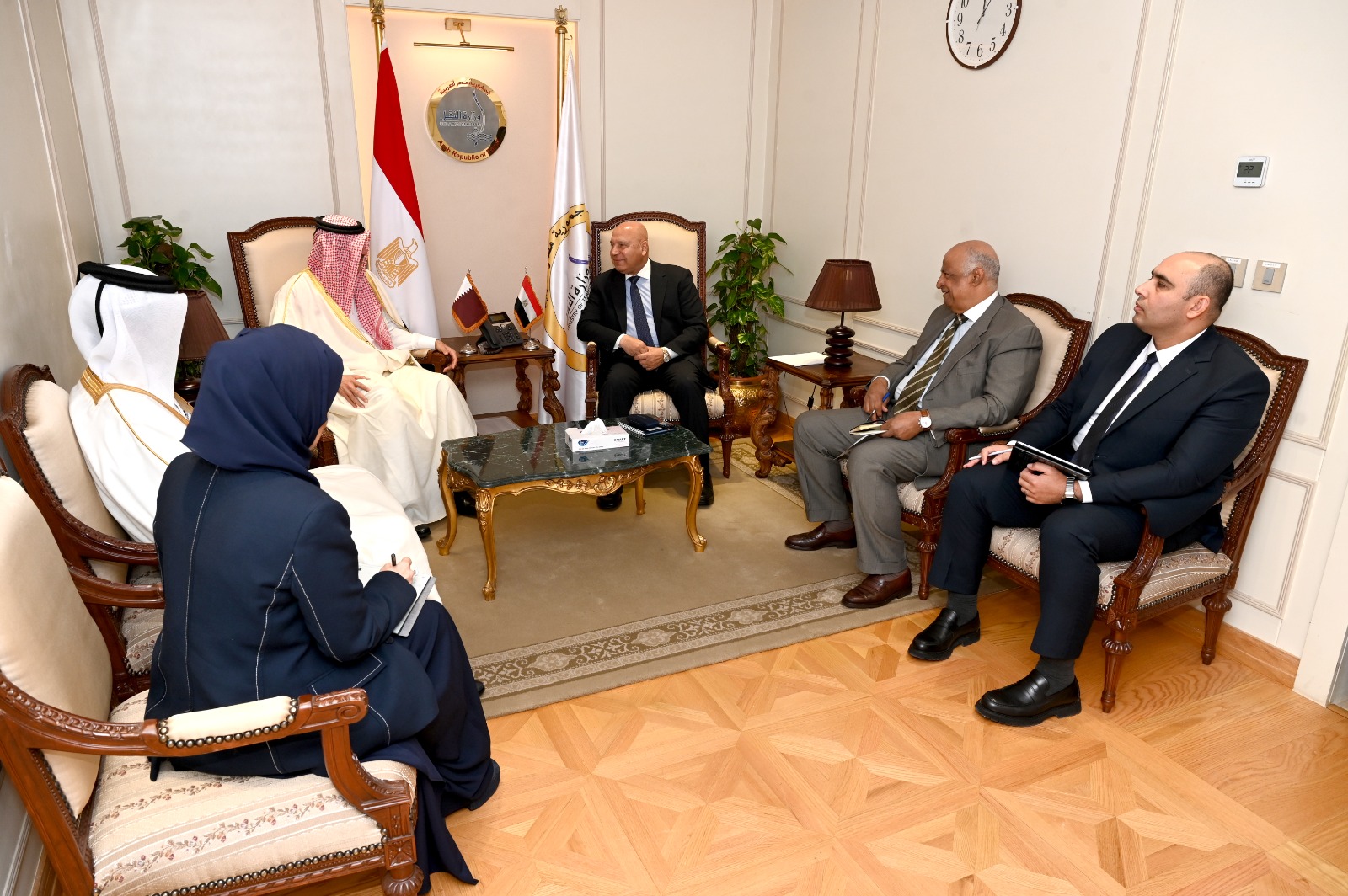 وزير الصناعة والنقل يجتمع مع وزير التجارة الخارجية القطري