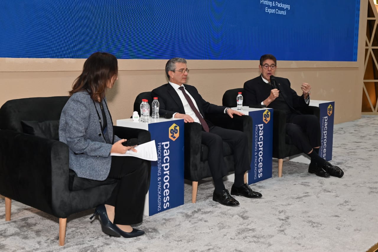 رئيس مصلحة الجمارك في جولة بمعرض فود أفريكا وباك بروسيس 2025