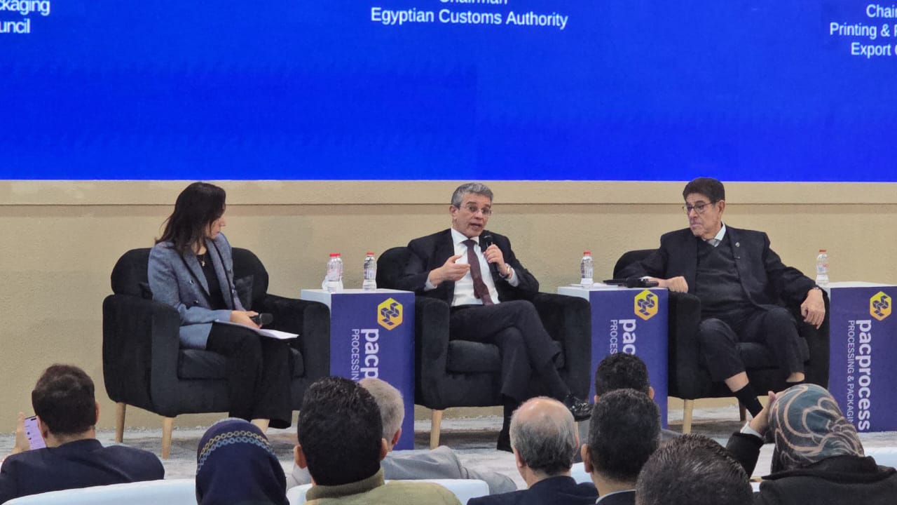 رئيس مصلحة الجمارك في جولة بمعرض فود أفريكا وباك بروسيس 2025