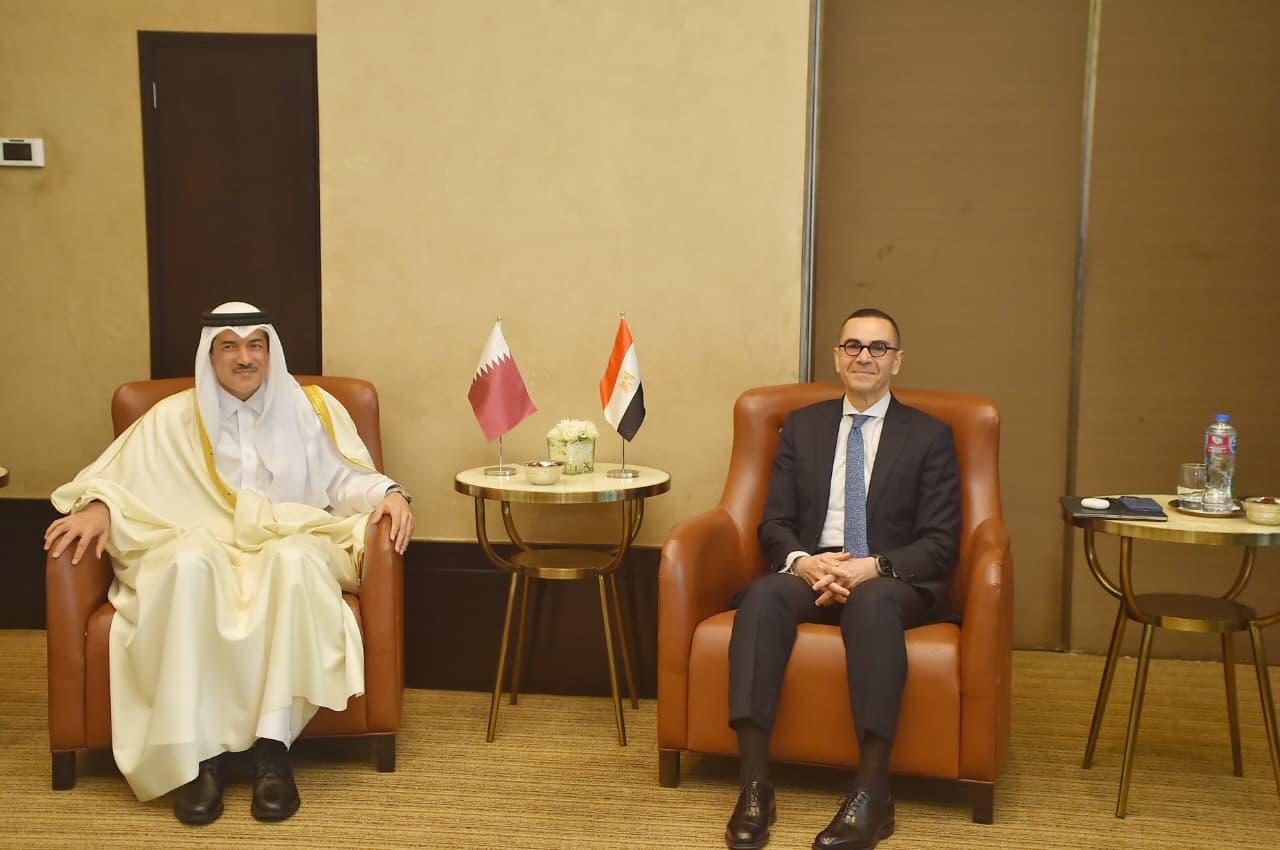 وزير الاستثمار يجتمع مع وزير الدولة القطري