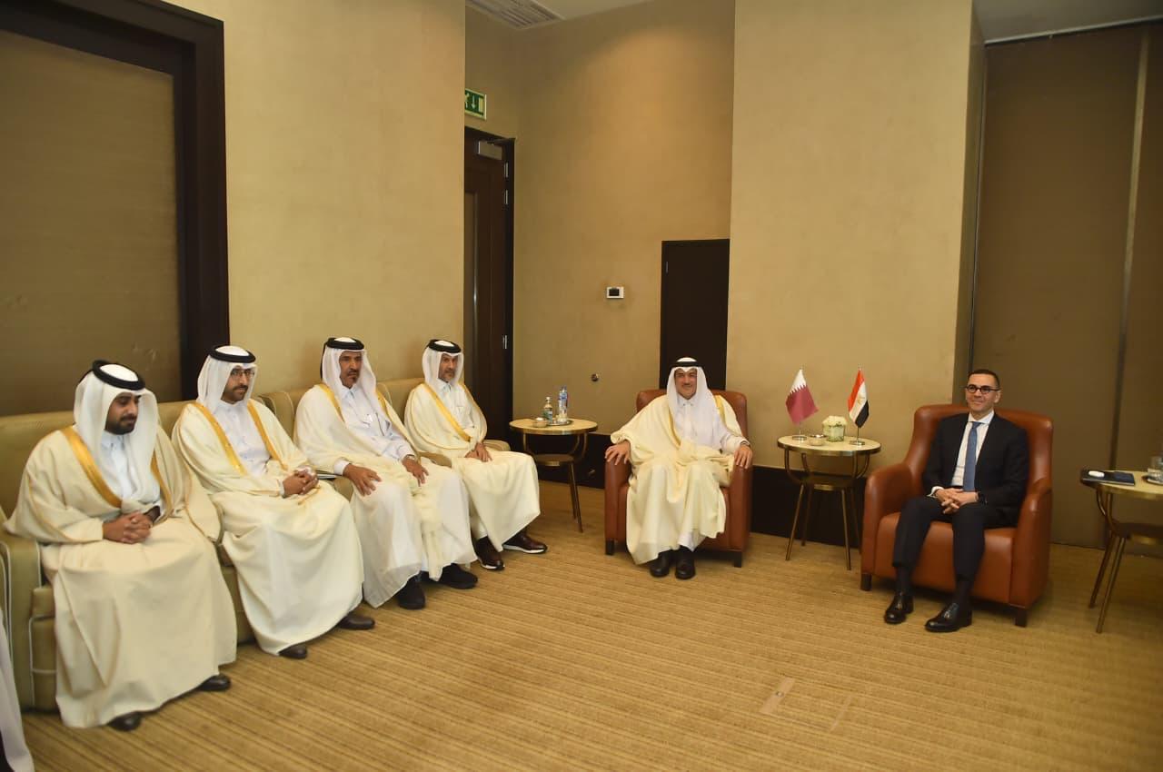 وزير الاستثمار يجتمع مع وزير الدولة القطري