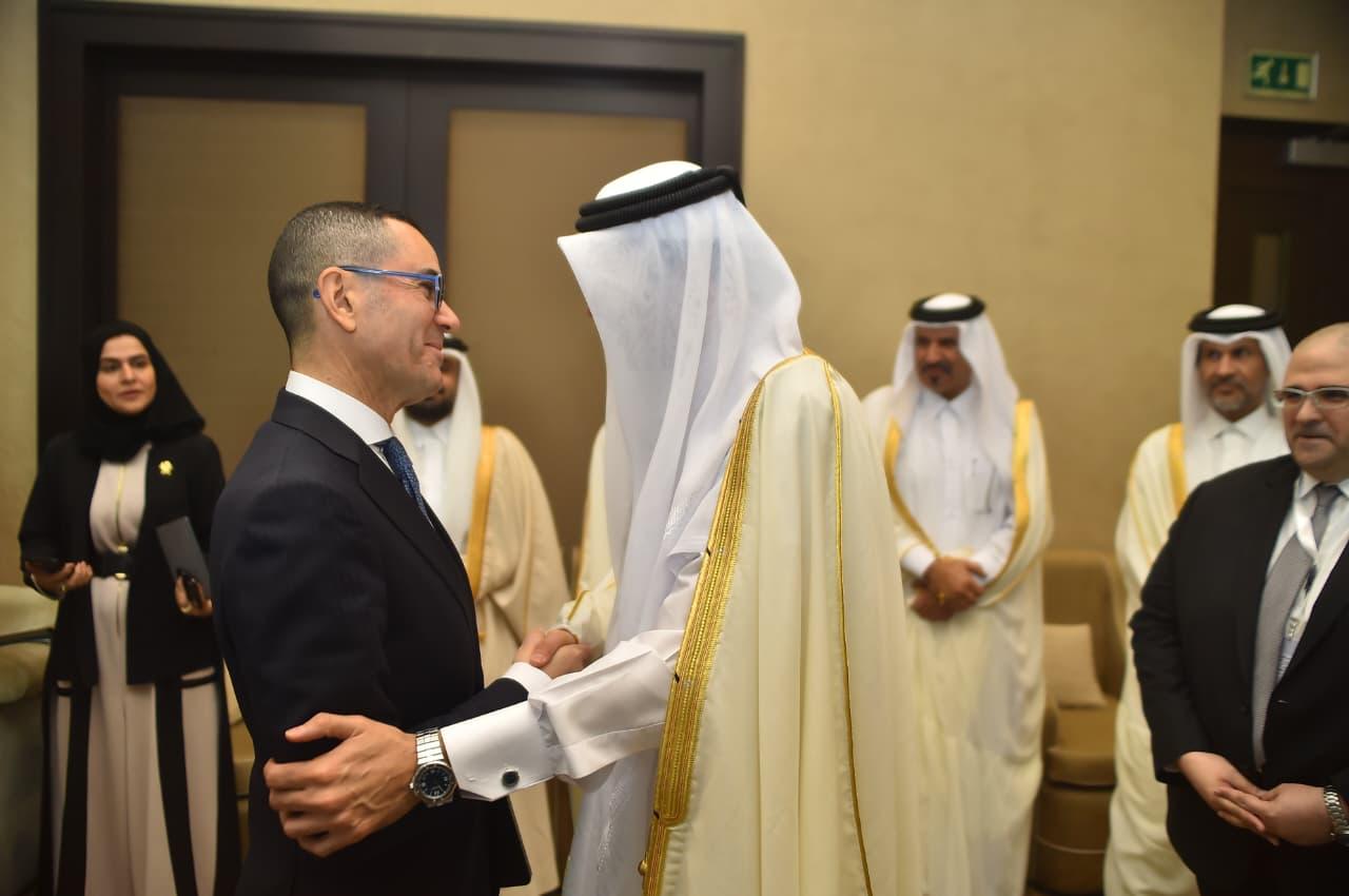 وزير الاستثمار يجتمع مع وزير الدولة القطري