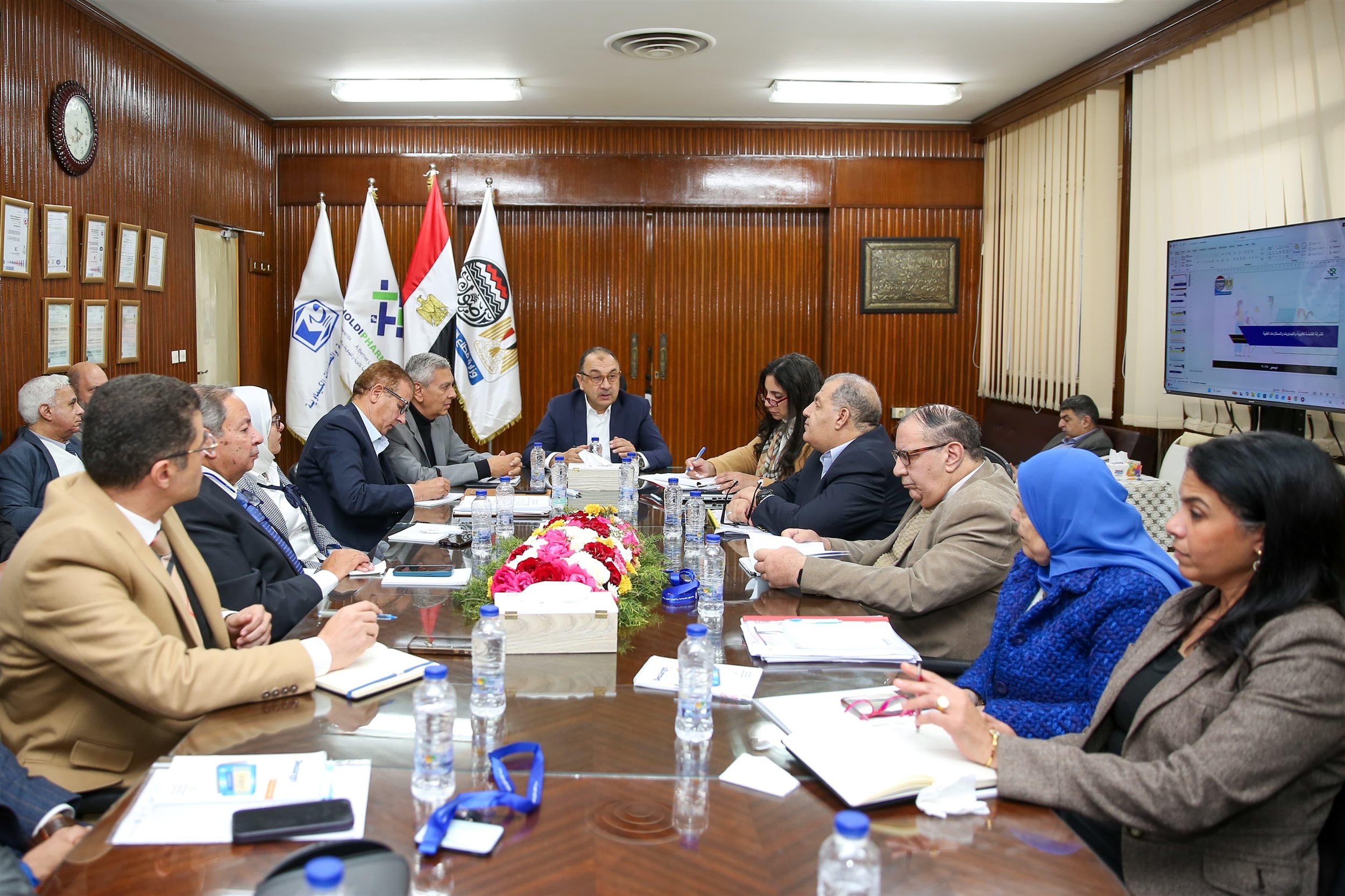 وزير قطاع الأعمال يجتمع مع الرؤساء التنفيذيين لشركات القابضة للأدوية
