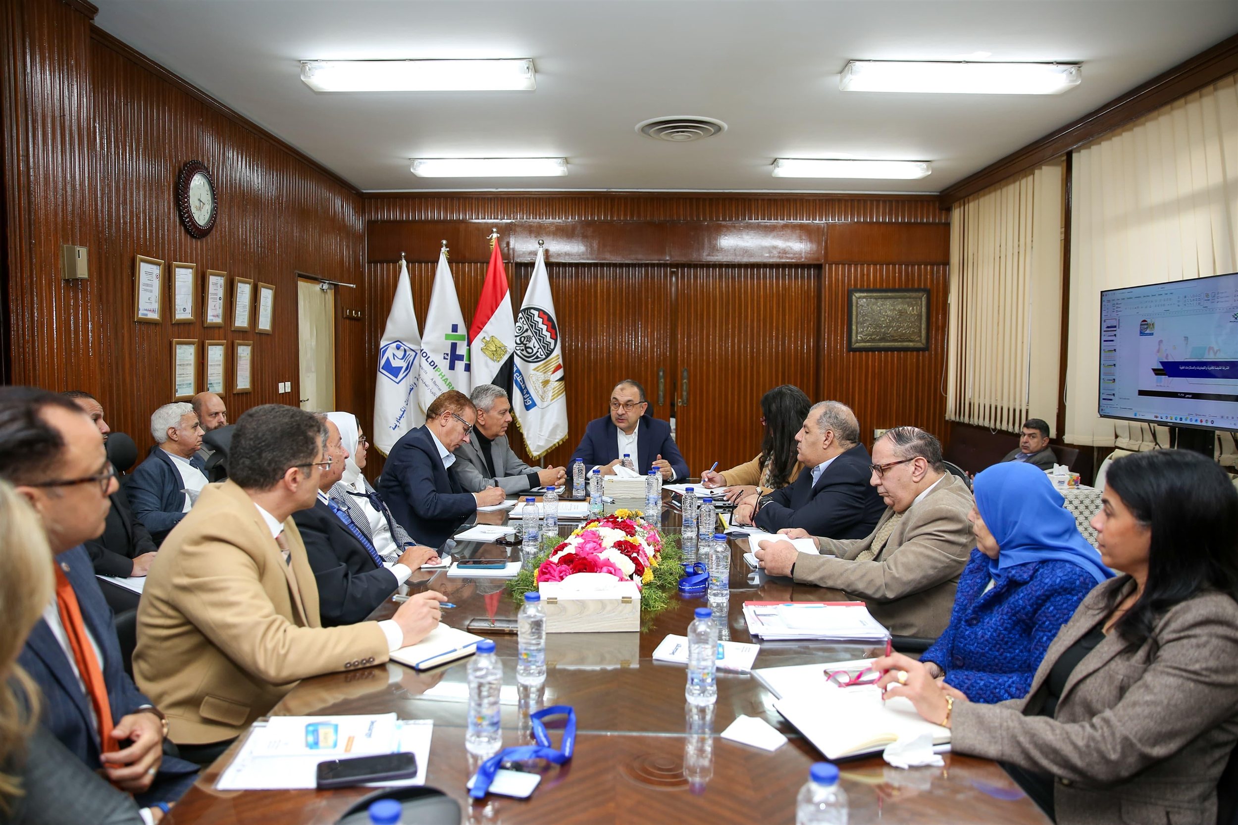 وزير قطاع الأعمال يجتمع مع الرؤساء التنفيذيين لشركات القابضة للأدوية