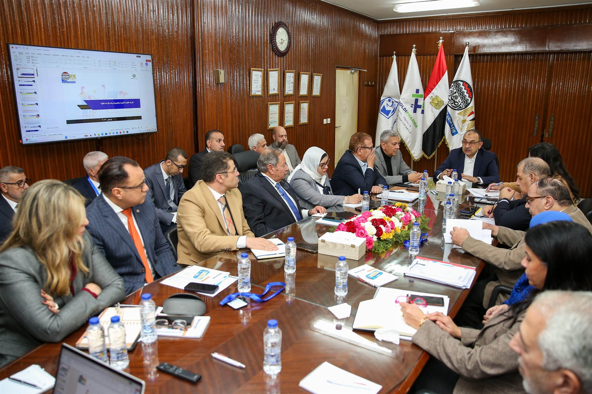 وزير قطاع الأعمال يجتمع مع الرؤساء التنفيذيين لشركات القابضة للأدوية
