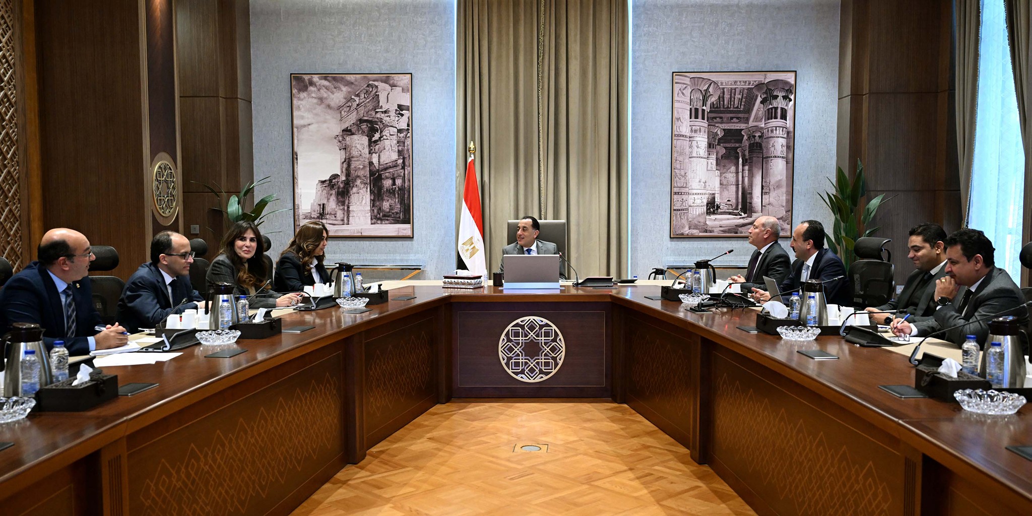 رئيس الوزراء يستعرض مقترحات تطوير المنطقة المحيطة بالقلعة